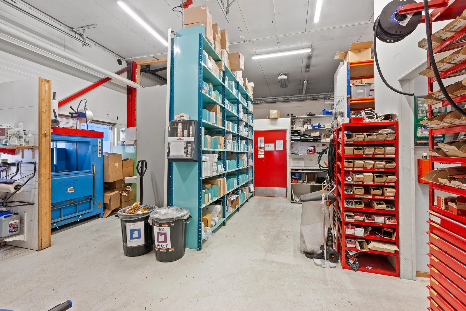 Lager mellom butikk og verksted. Galleribilde