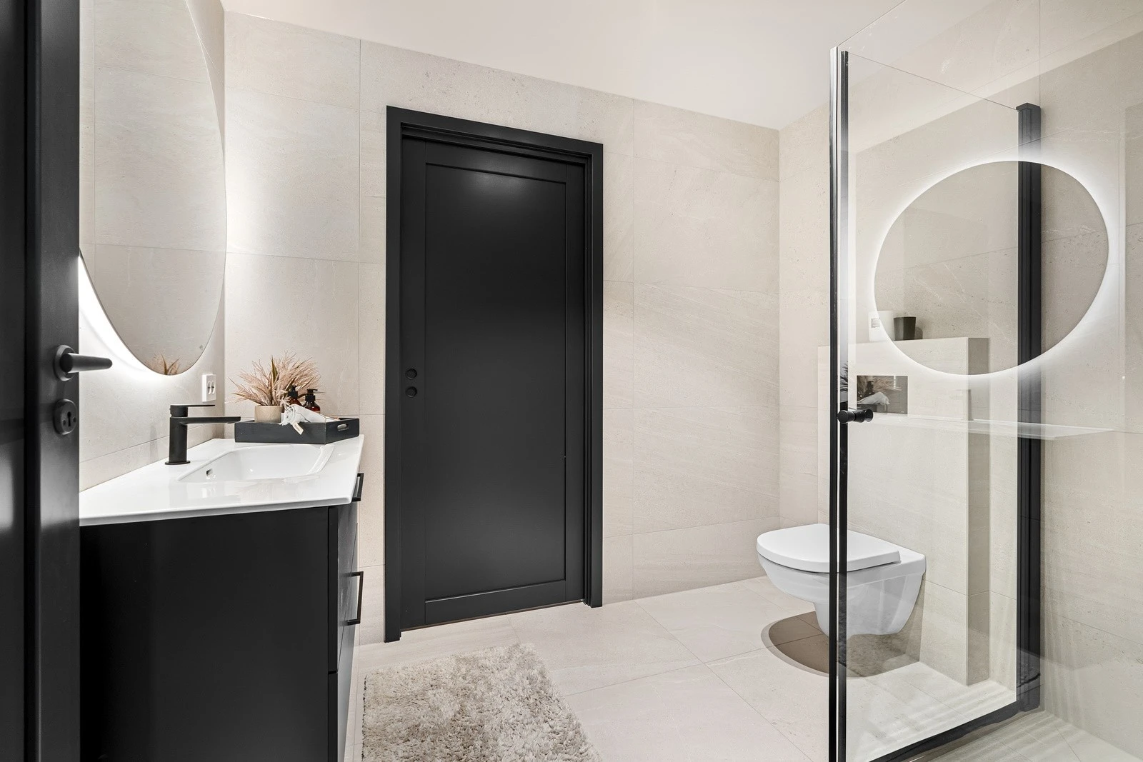 Flott flislagt bad med sorte detaljer. Galleribilde