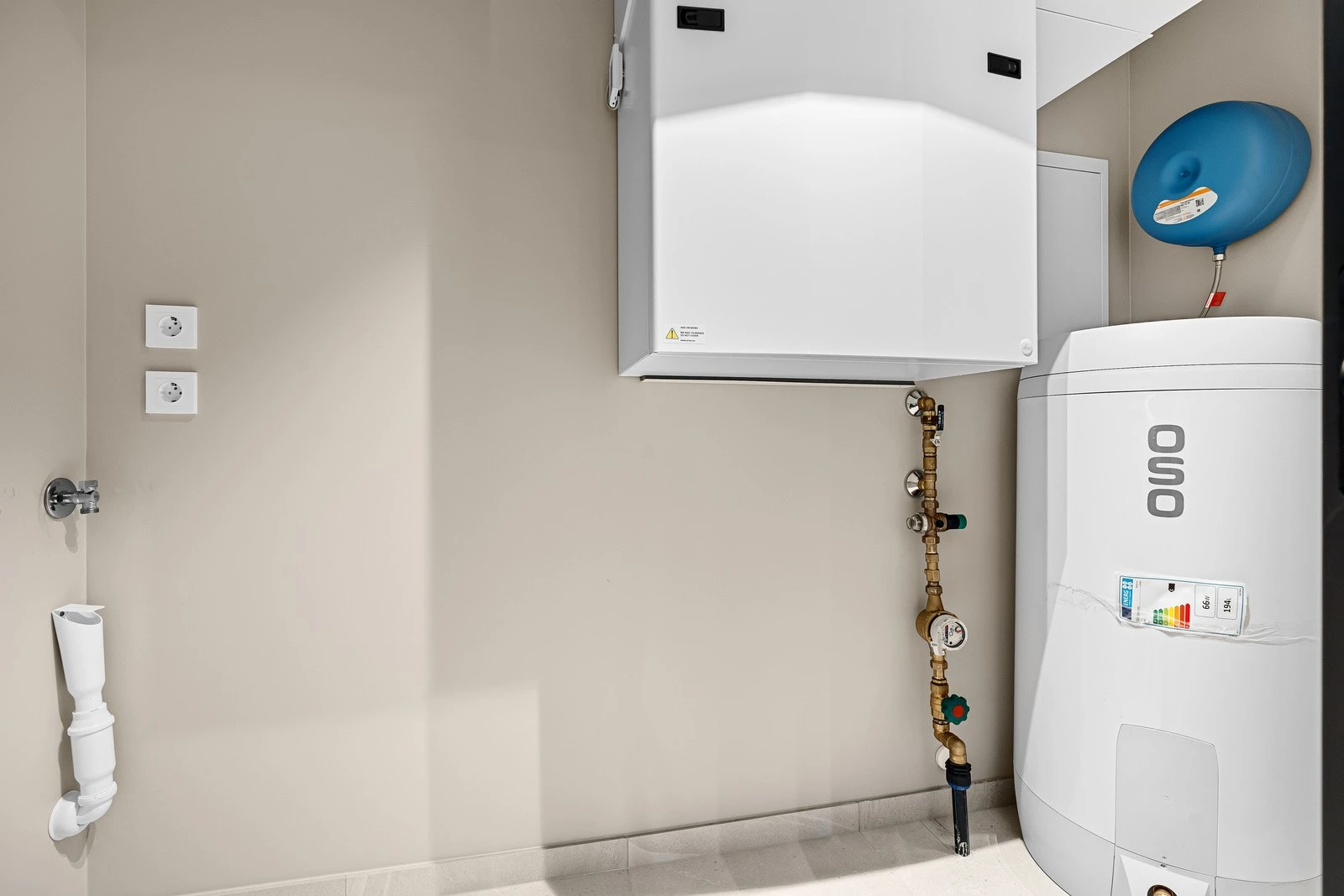 Vaskerom/teknisk rom innenfor badet. Tilgang via skyvedør. Galleribilde