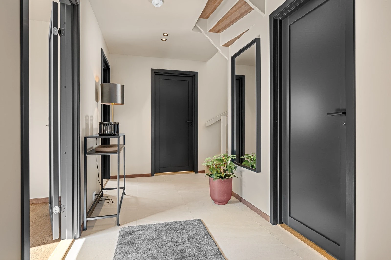 Tilgang til bod rett høyre, praktisk rom for bl.a. garderobe? Tilgang til denne også via egen ytterdør. Galleribilde