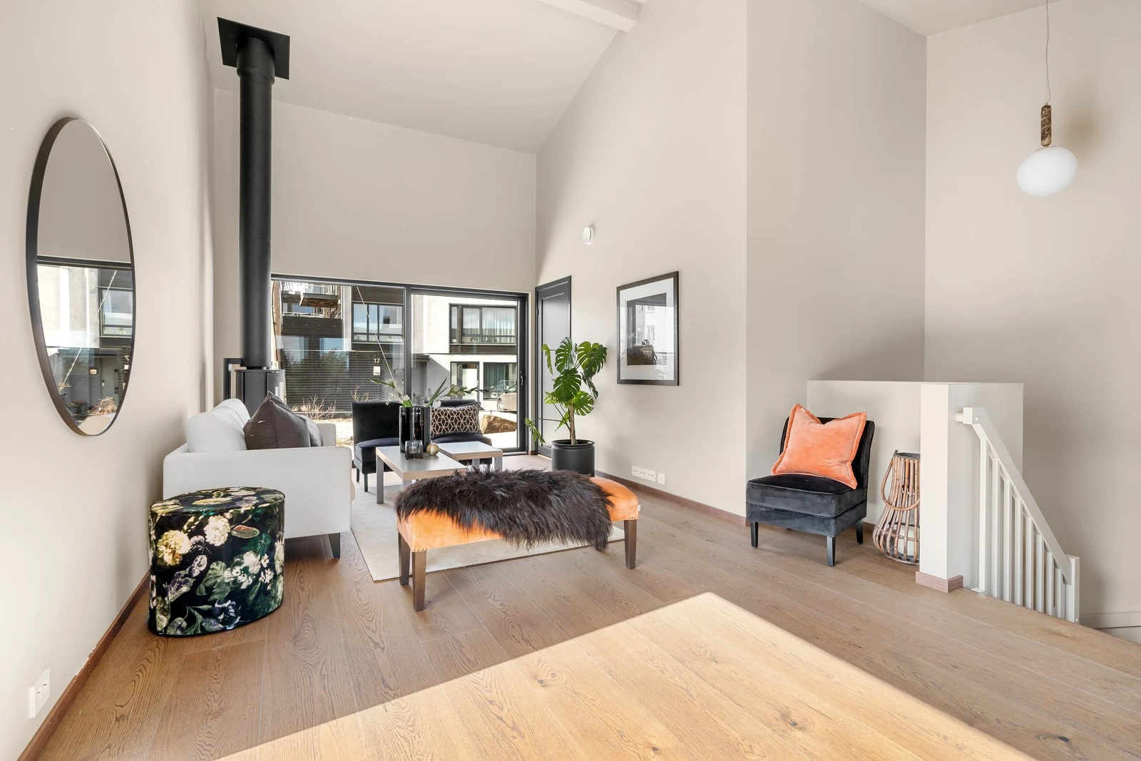 Gjennomgående og vindu også i gavlvegg. Dette gir en lys bolig. Galleribilde