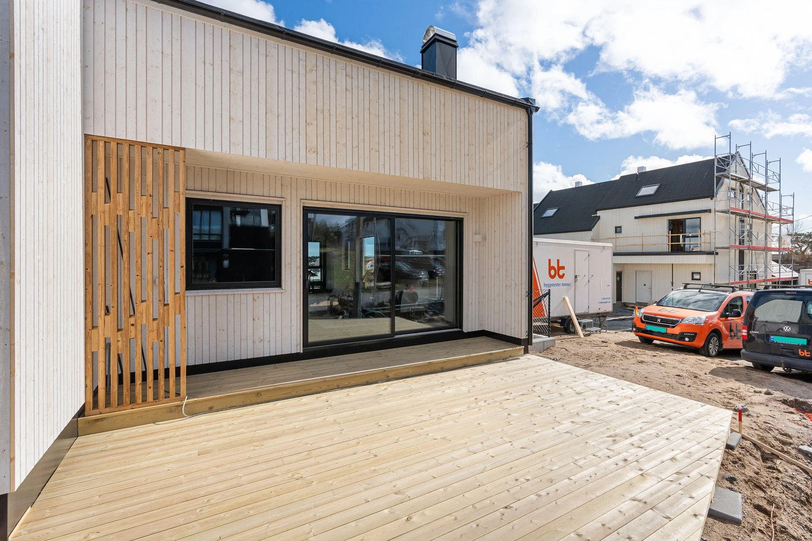 Stor terrasse , her kommer kveldssola flott inn. Galleribilde