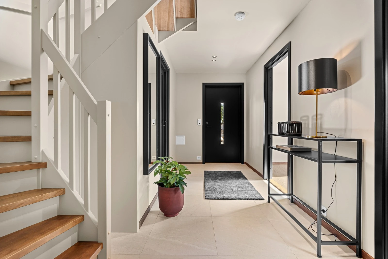 Lys og pen gang med fliser på gulv. Bod vis-a-vis meglet praktsik for bortsetting. Galleribilde