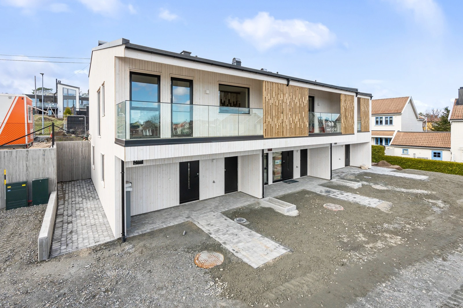 Kombinasjon av asfalt og belegningsstein i oppkjørsel. Galleribilde