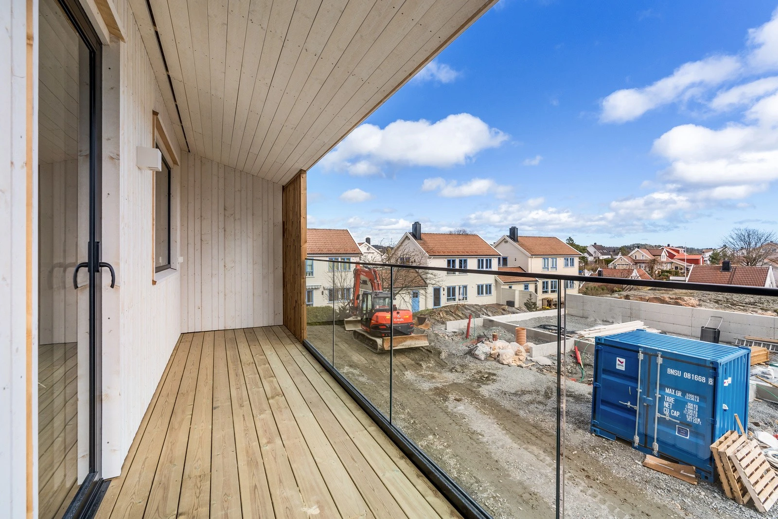 Glassrekkverk slipper lyset inn. Galleribilde