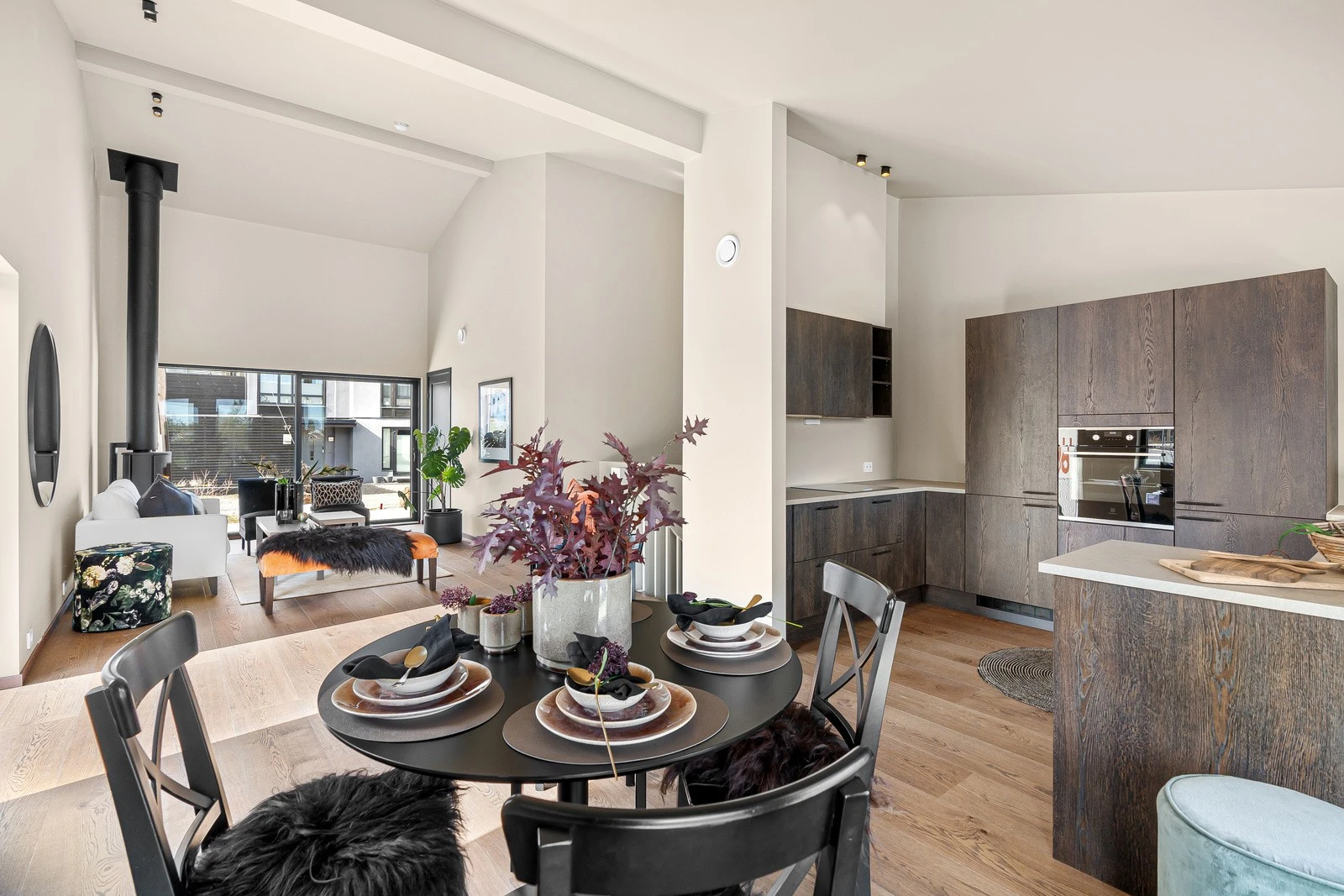 Åpen kjøkken- stueløsning med veldig god takhøyde. Galleribilde