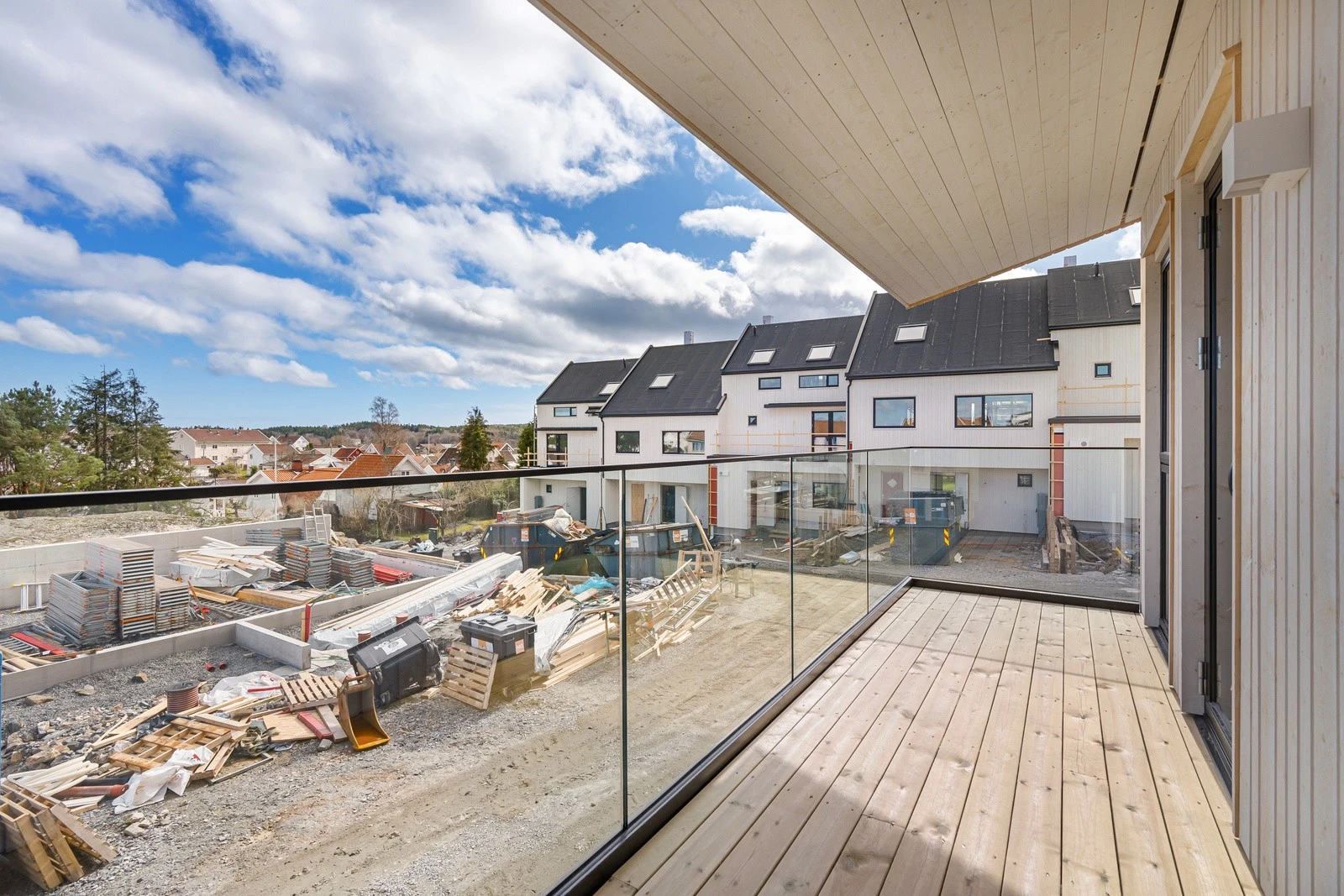 Fra kjøkkensiden er det utgang til overbygget veranda. Galleribilde