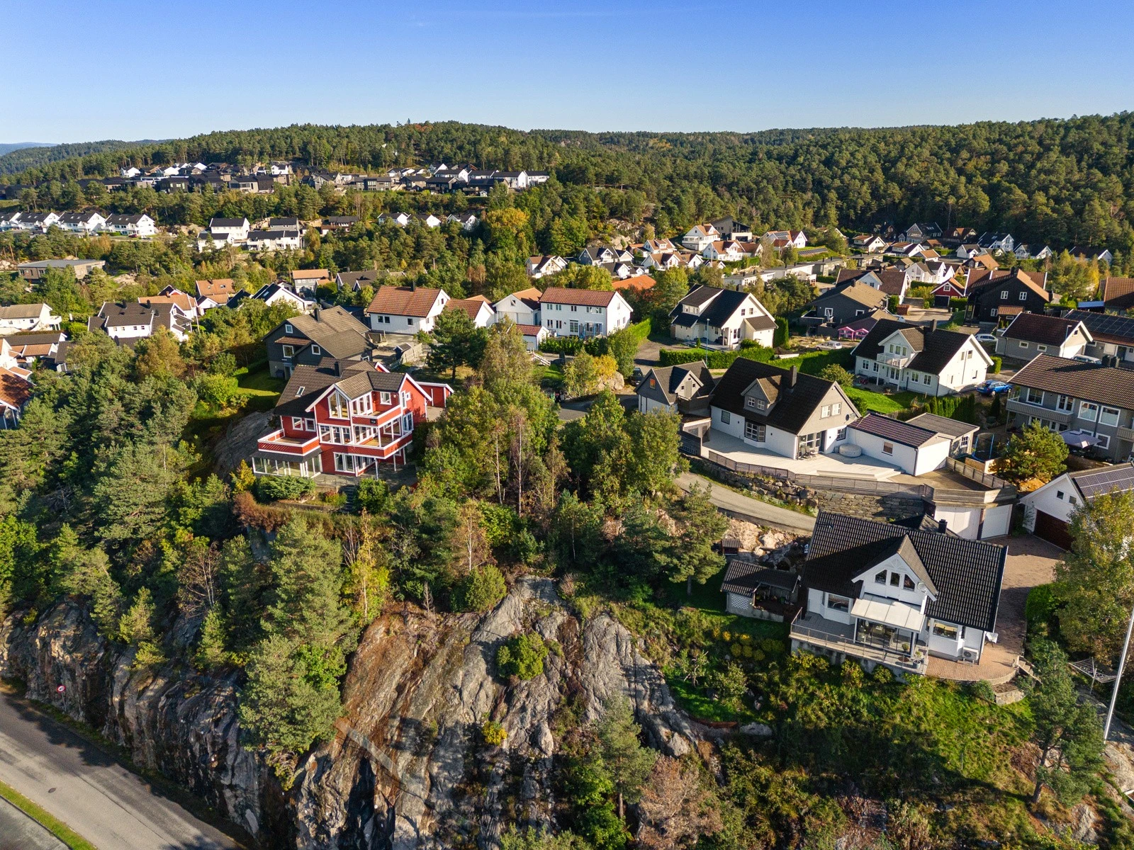 Dronefoto over tomten og dens omgivelser Galleribilde