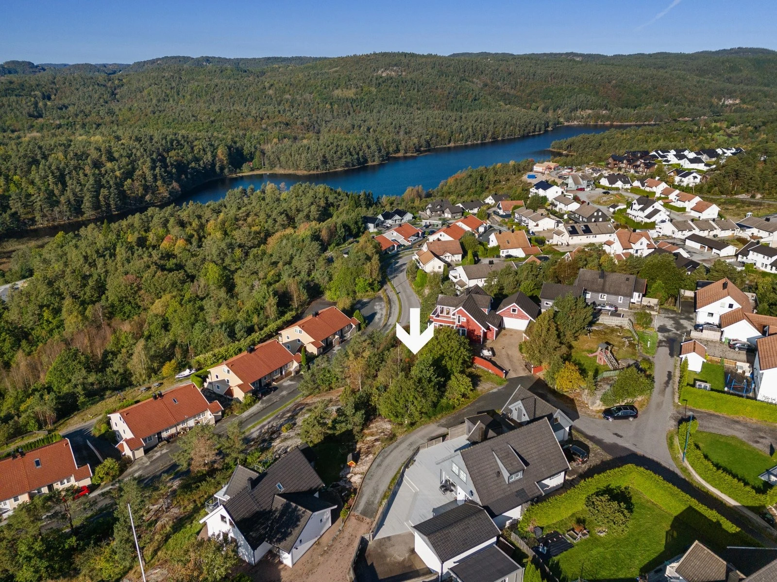 Tomten har utsikt til Repstadvannet Galleribilde