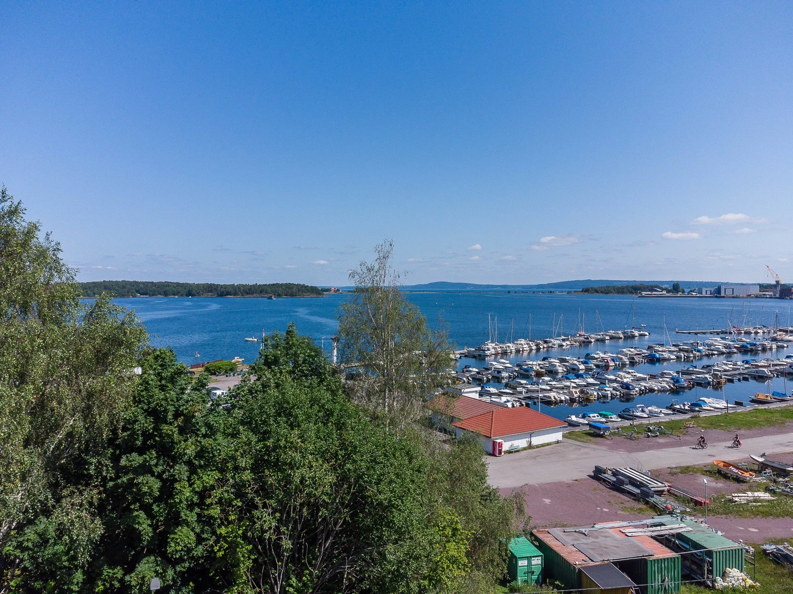 Umiddelbar nærhet til Solviken båthavn. Dronebilde tatt fra over tomteområdet. Galleribilde