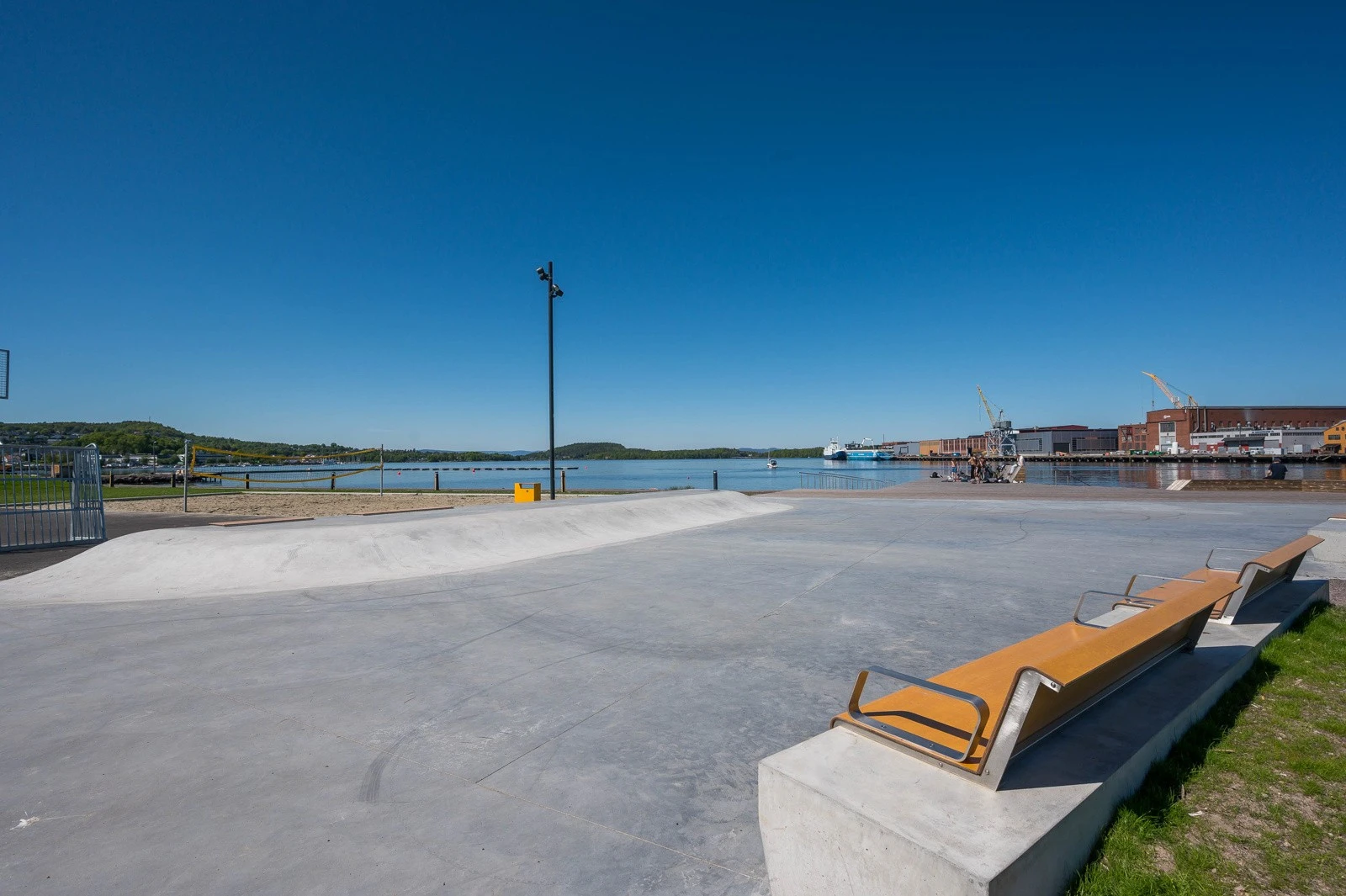 Her ser vi den nye og flotte kystparken langs Indre havn med båthavn, badeplasser, brygger, lekeplasser, fotball- og sandvolleyballbane. Galleribilde