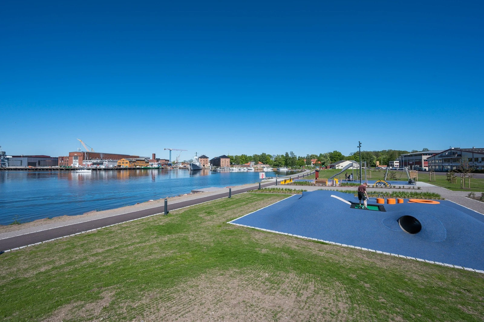 Her ser vi den nye og flotte kystparken langs Indre havn med båthavn, badeplasser, brygger, lekeplasser, fotball- og sandvolleyballbane6 Galleribilde