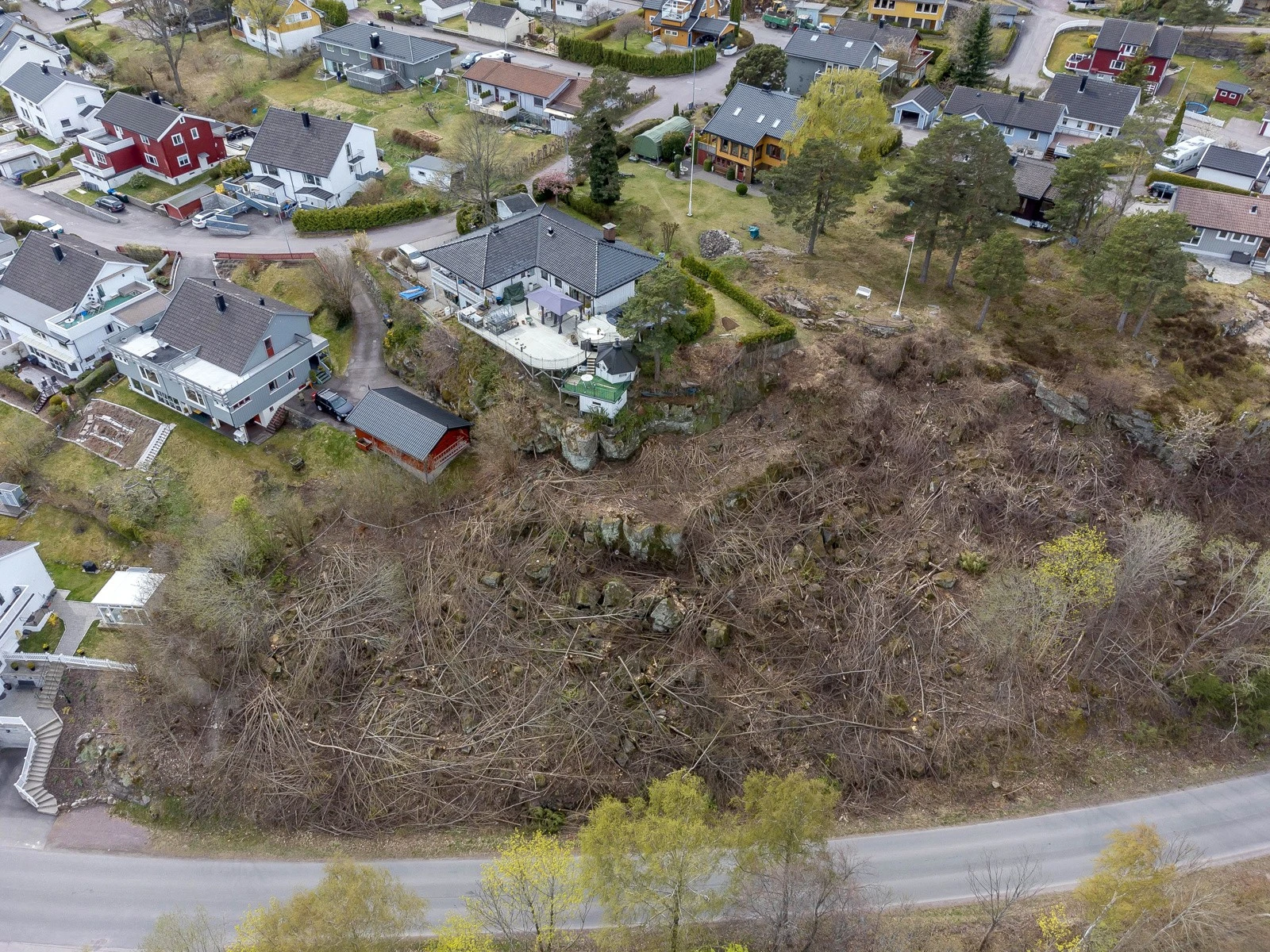 Stor, skrånet og ubebygd selveiertomt på ca. 985 kvm. med attraktiv beliggenhet rett ved Solviken båthavn. Dronebilde. Galleribilde