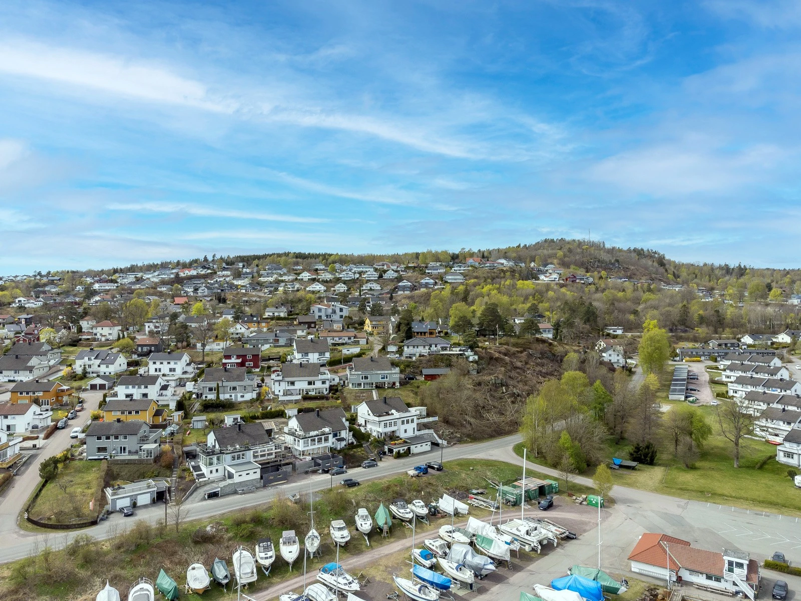 Dronebilde. Umiddelbar nærhet til flotte turområder, bl.a. den nye og flotte kystparken langs Indre havn med båthavn, badeplasser, brygger, lekeplasser, fotball- og sandvolleyballbane. Galleribilde