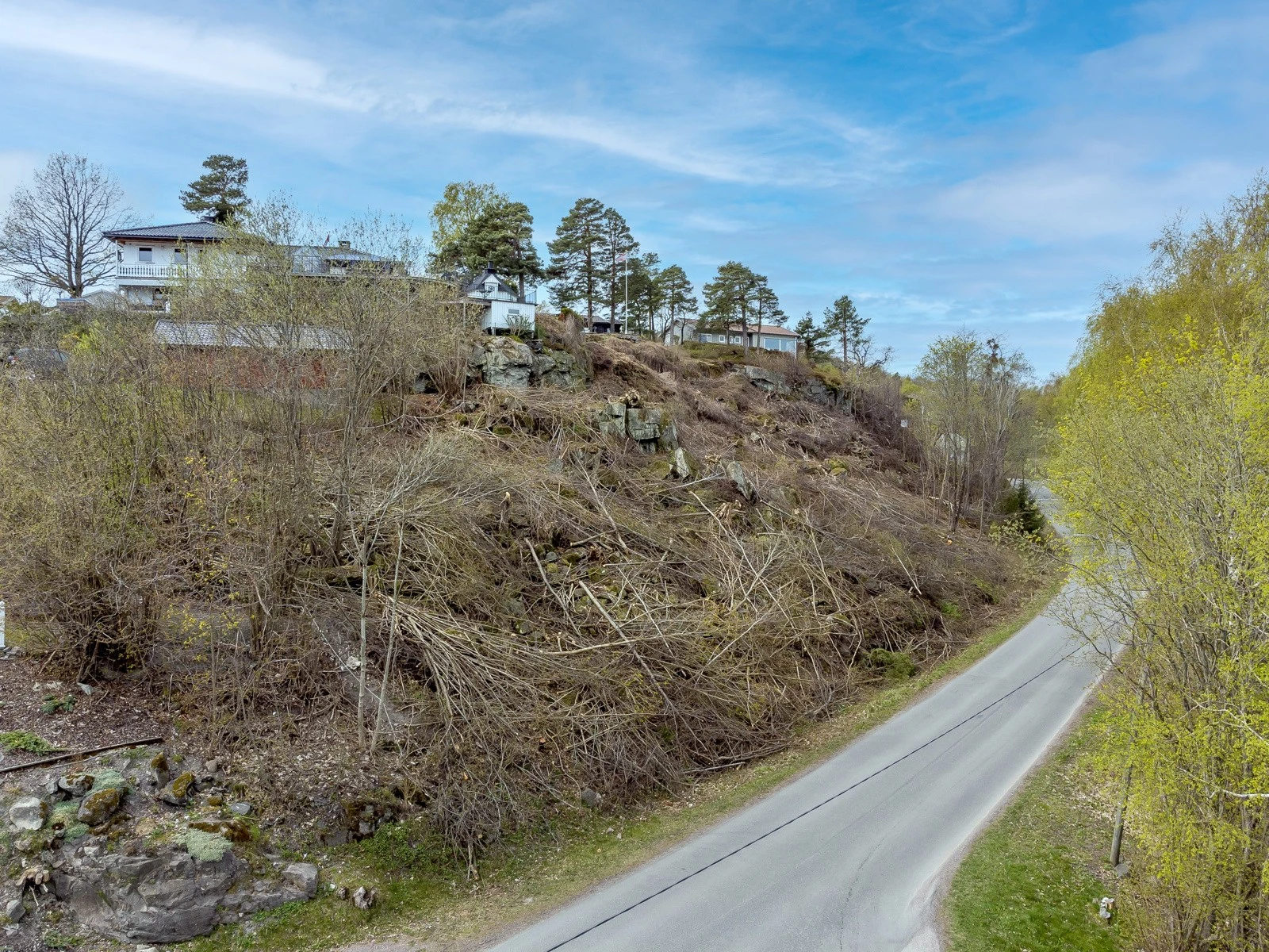 Tomten ligger i Lilaas skolekrets, og både Lilaas skole og Orerønningen ungdomsskole ligger i nærområdet. Galleribilde