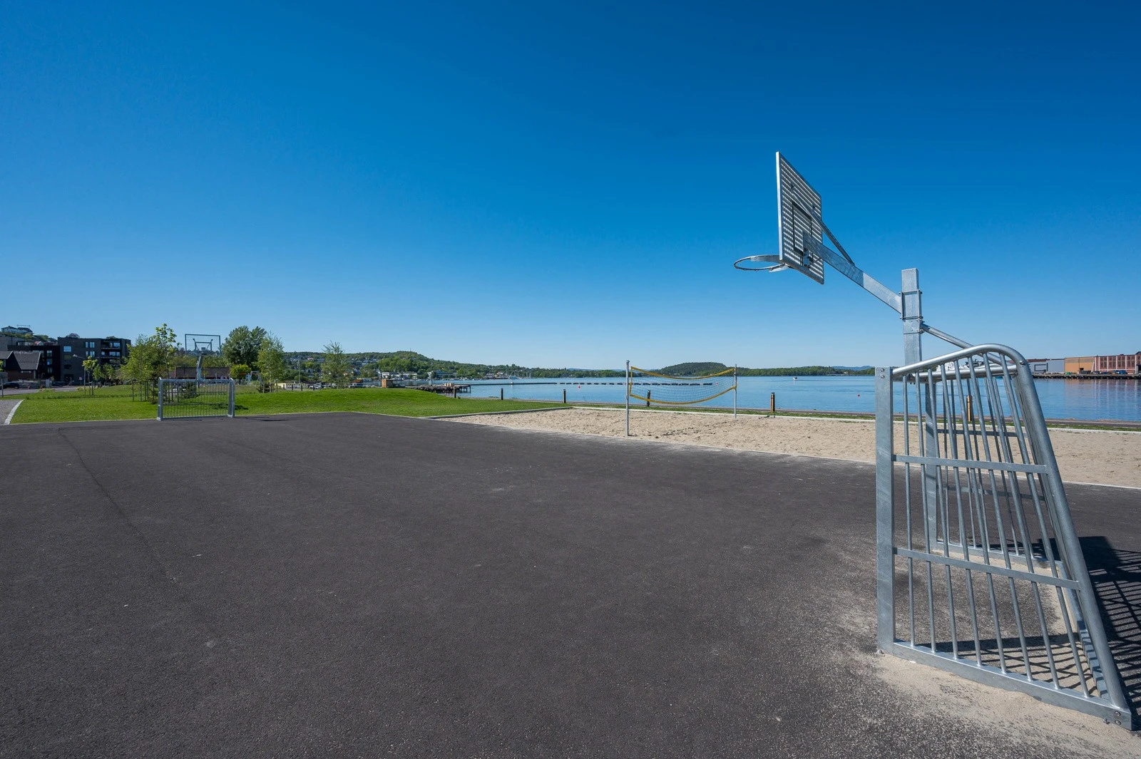 Her ser vi den nye og flotte kystparken langs Indre havn med båthavn, badeplasser, brygger, lekeplasser, fotball- og sandvolleyballbane4 Galleribilde