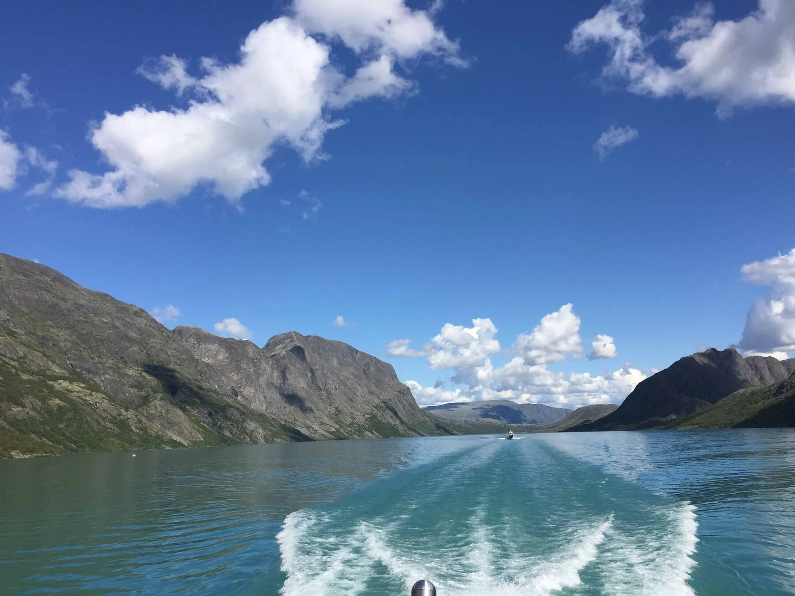 Ta båten innover på Gjendevatnet til Memurubu. Her starter turen over Besseggen for de fleste Galleribilde