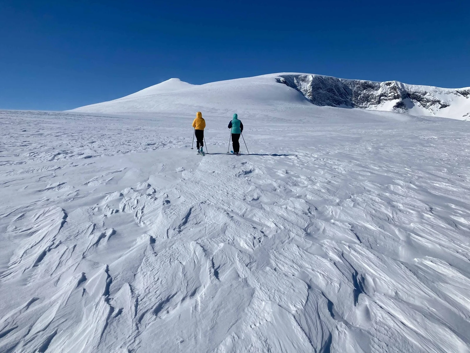 På vei mot Nautgardstind, et flott turmål på randonee, som du kan starte fra hyttefeltet- 2258moh Galleribilde