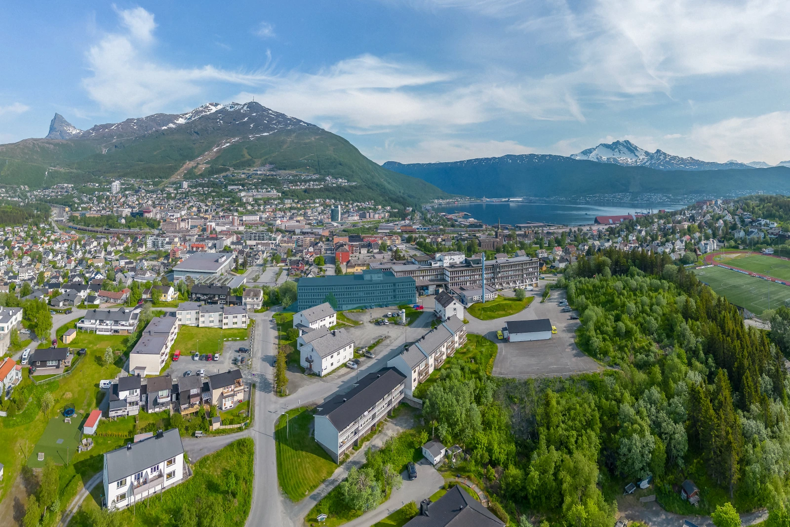 Eiendommen er solrik og ligger på høydedraget Sykehushaugen med utsikt over Herjangsfjorden i nord og sentrum av Narvik/Narvikfjellet i sør. Galleribilde