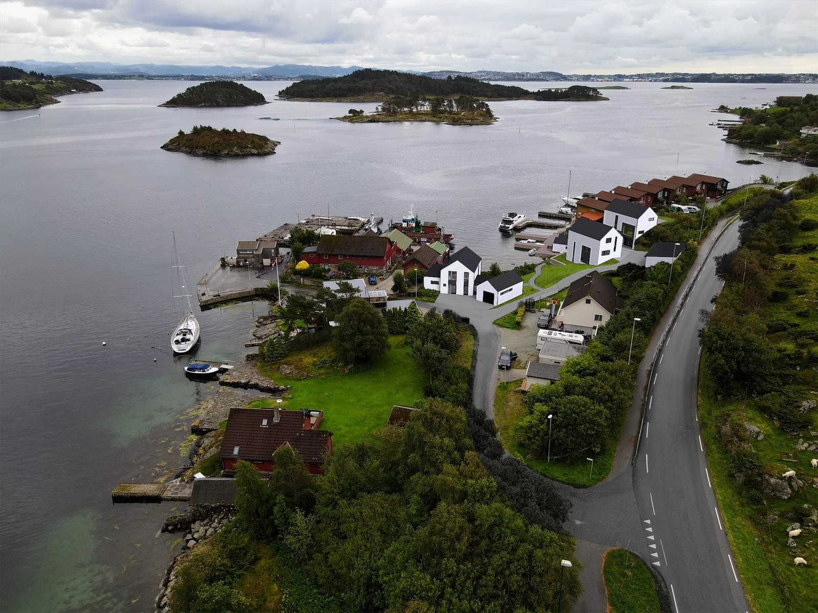 Et fredelig, og maritimt paradis kun 20 min. fra Stavanger. Med den nye tunellen, er det også enkel adkomst til Forusområdet. Fin skjærgård, med bl.a. Lineholmene like utenfor. Galleribilde