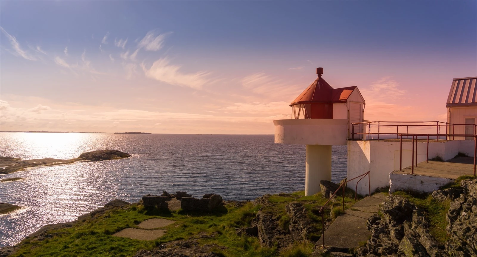 Nærområdet har landlig og maritimt preg, med flere flotte turområder. Her fra Fjøløy fyr. Galleribilde