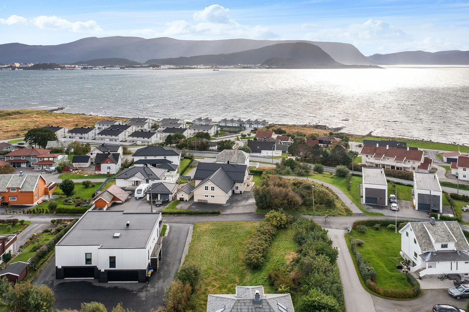 Eiendommen det skal bygges på ligger midt i bildet. Galleribilde