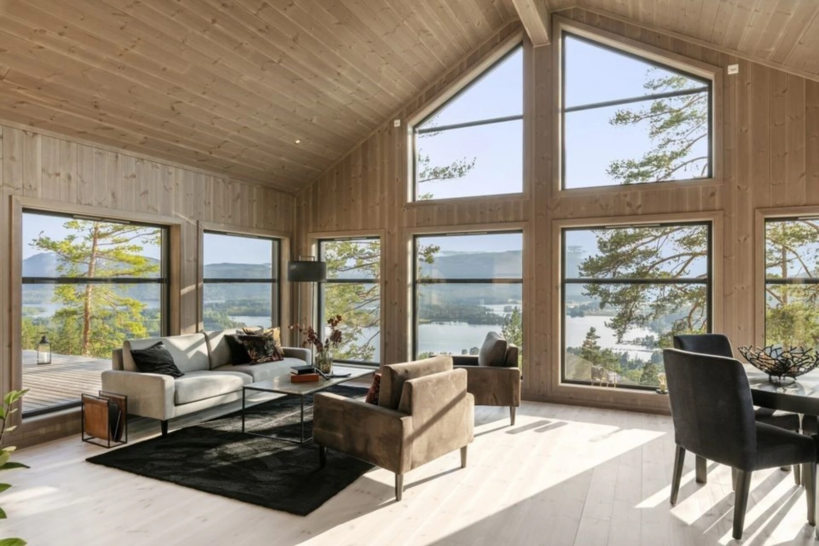 Interiørfoto fra en lignende modell. Delikate overflater i tre. Galleribilde