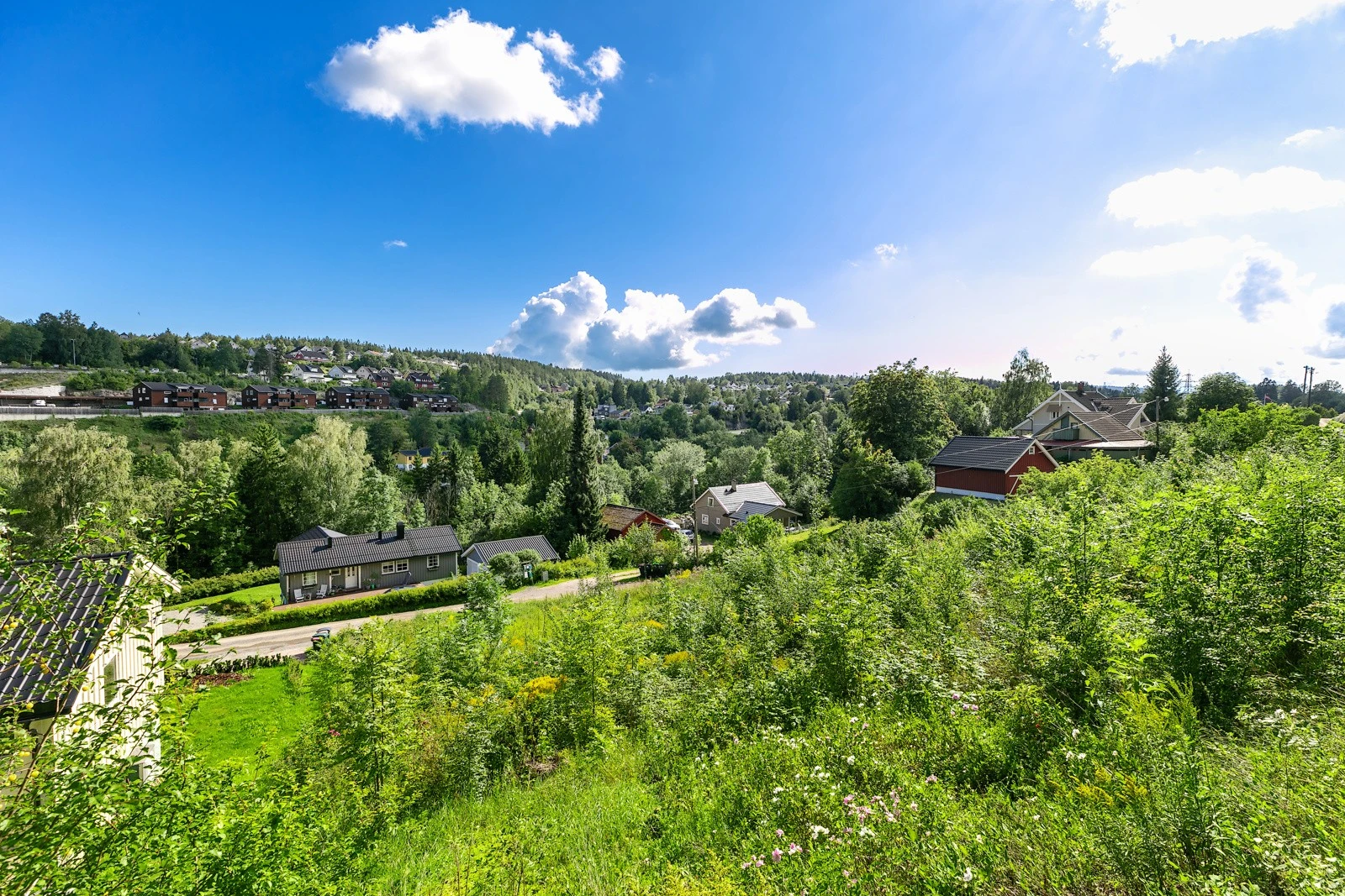 Tomten ligger med fint utsyn over områdene omkring Galleribilde