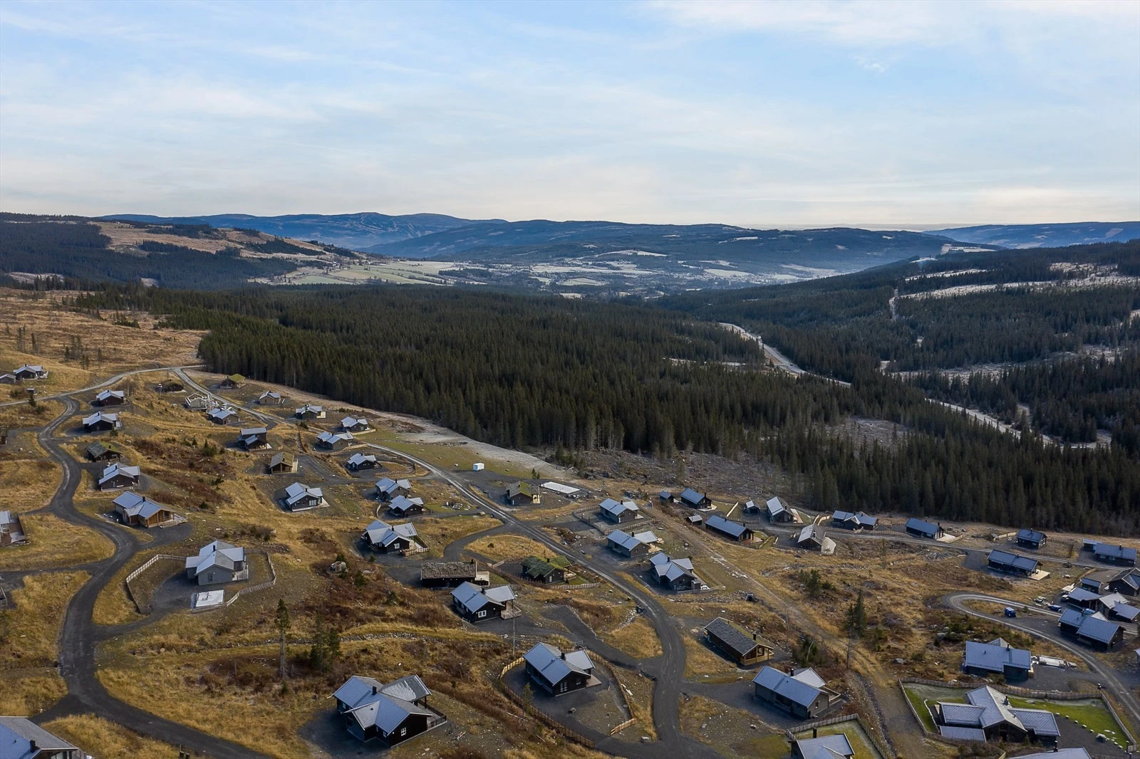 Skeikampen er også kjent for sine fine sykkelstier, fjellveier samt Nordens høyest beliggende 18-hulls golfbane. Galleribilde