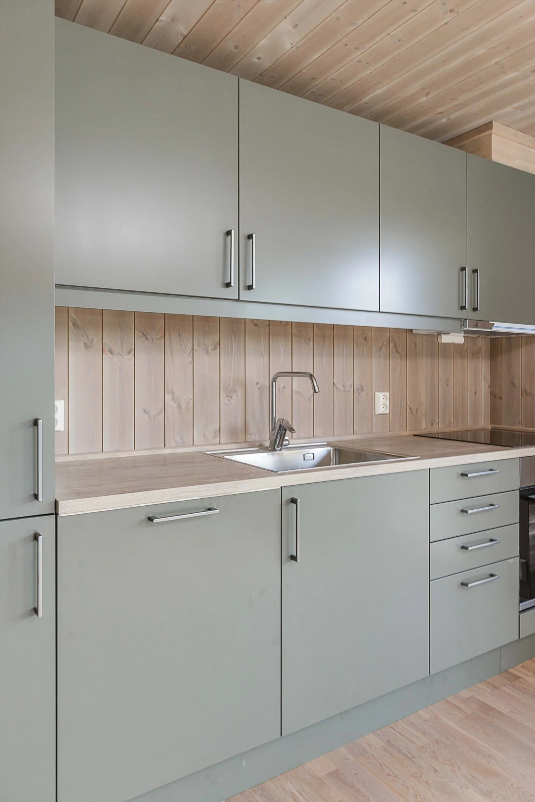 Det er integrerte hvitevarer som komfyr med induksjonstopp, oppvaskmaskin og kombinert kjøl-/fryseskap som medfølger handelen Galleribilde