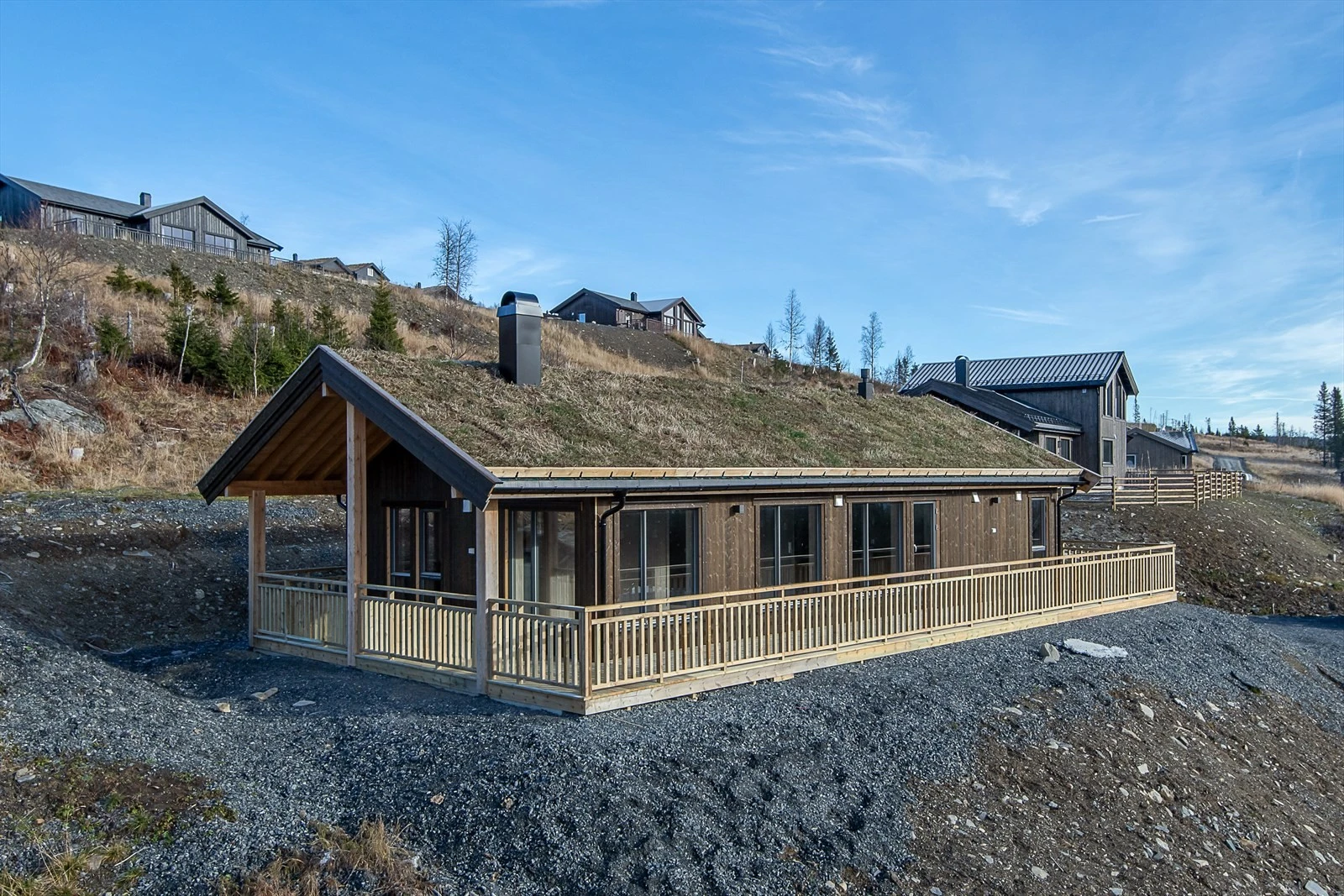 Nyoppført Tinde-hytte av typen Driv 75 som er arealeffektiv med 3 soverom, 2 bad og en romslig innebod. Galleribilde