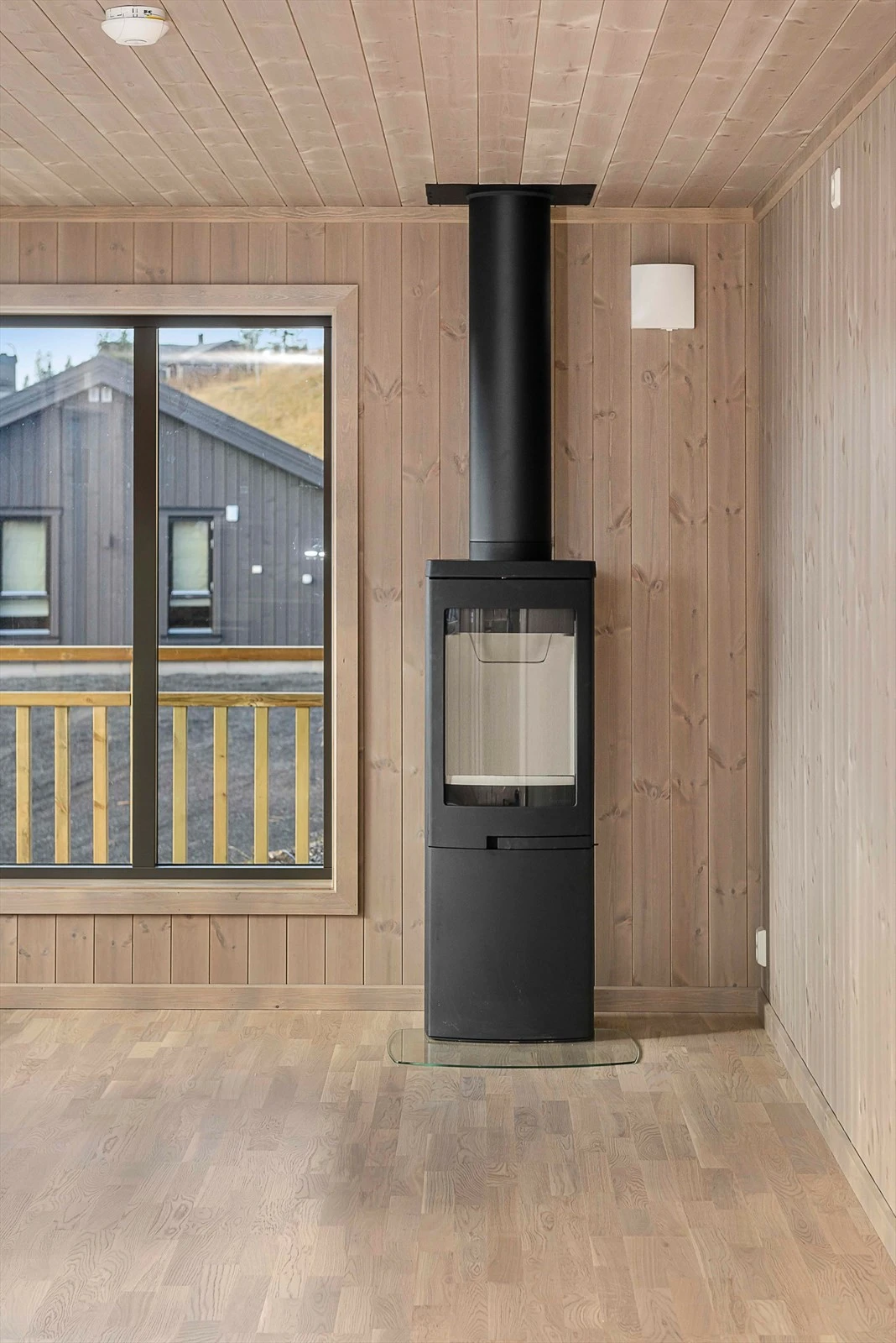 Peisovn med glassdør gir lun varme og den rette hyttefølelsen. Galleribilde