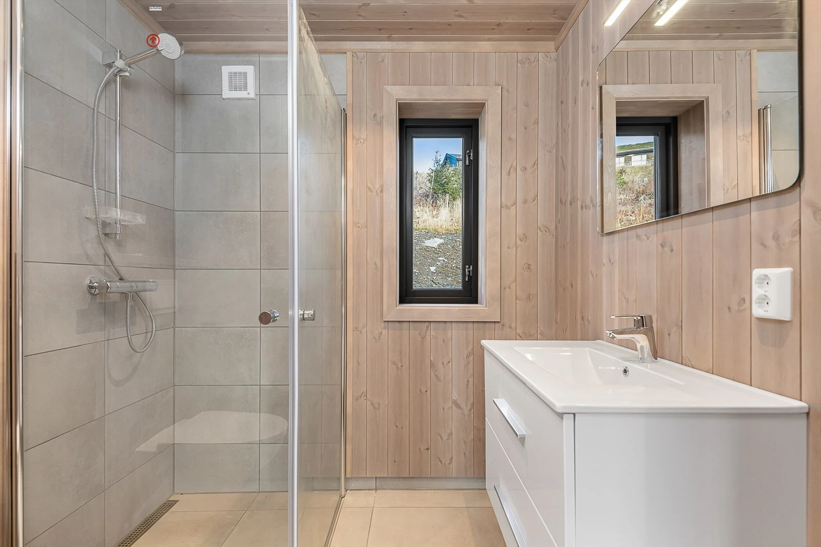 Hytta har 2 delikate bad - ett med tilgang fra entréen og ett fra stuen via soveromsgangen. Galleribilde