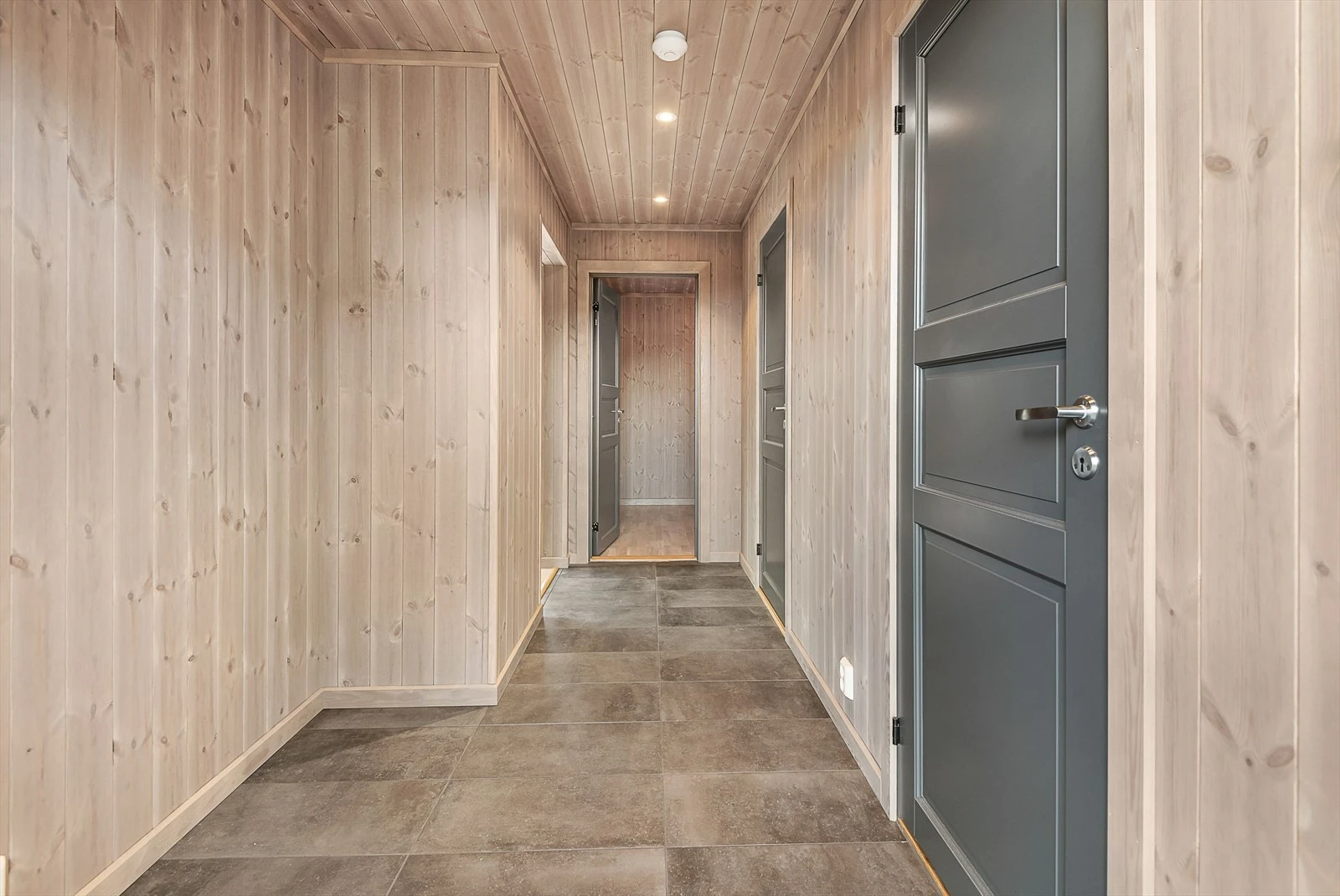 Det er avsatt god plass til både sko og klesavheng, eller garderobeskap hvis det skulle være ønskelig. Galleribilde