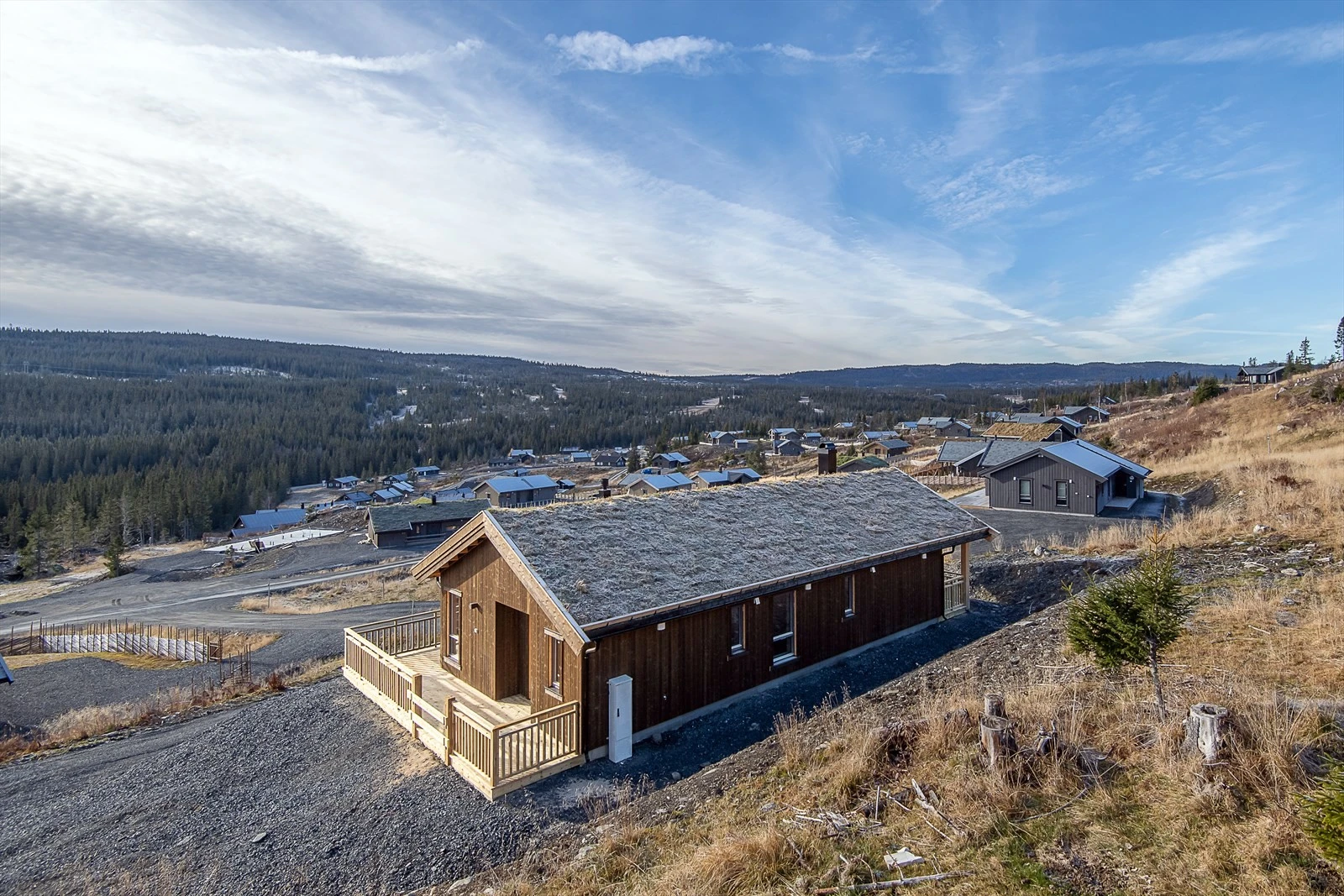 Eiendommen ligger fritt og fint til i høyden med gode sol- og utsiktsforhold Galleribilde