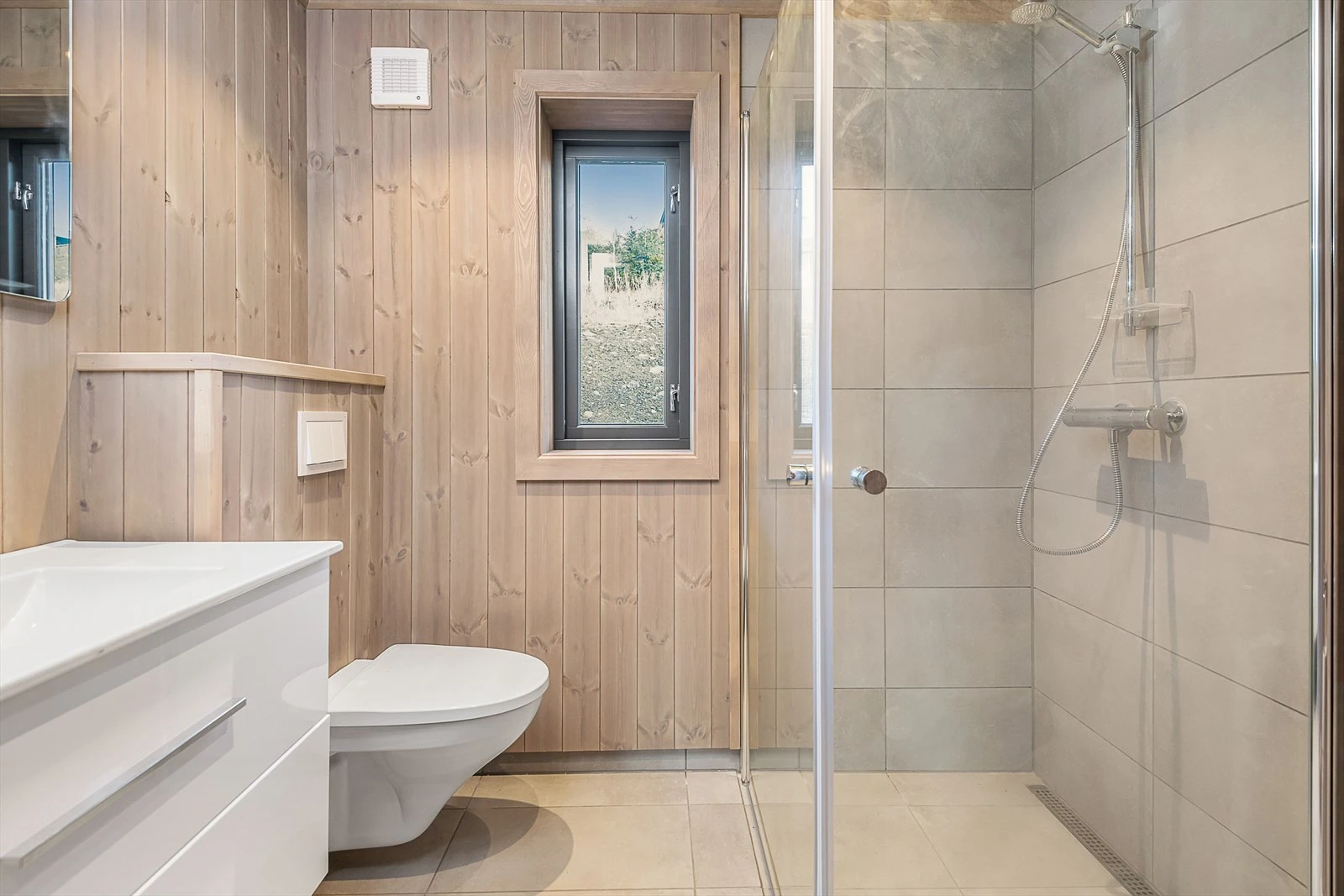 Dusjhjørne med Unidrain slukrenne, Grohe dusjarmatur og med dusjvegger i glass. Galleribilde