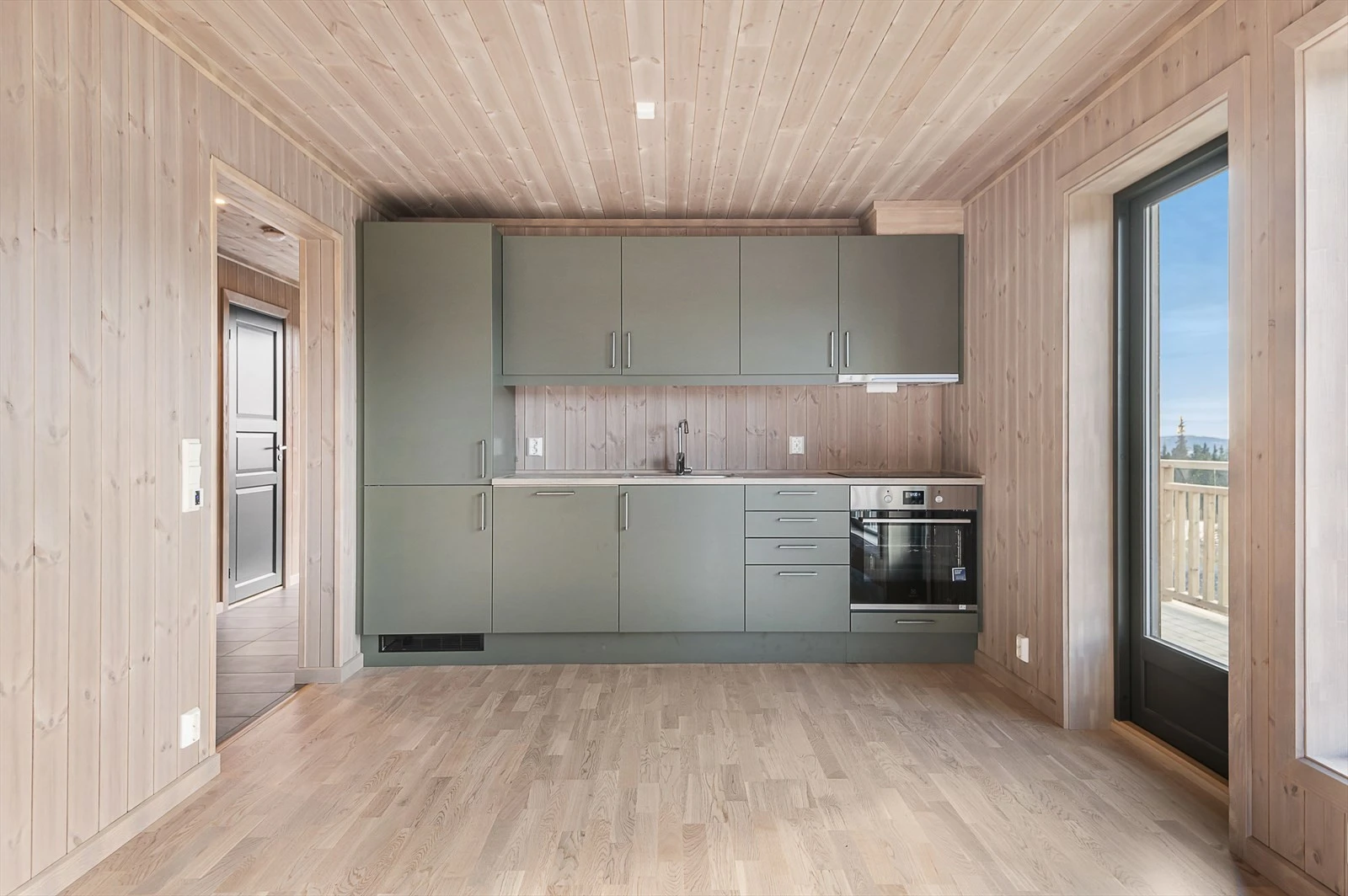 Kjøkken og stue i åpen løsning er eiendommens midtpunkt Galleribilde