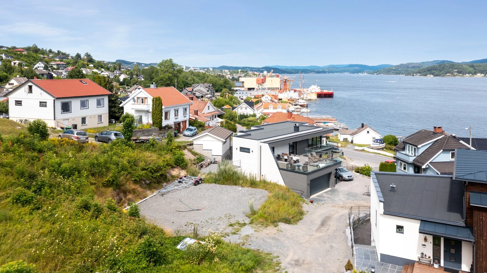 Det er privat vei opp til tomten med felles ansvar for vedlikehold. Galleribilde