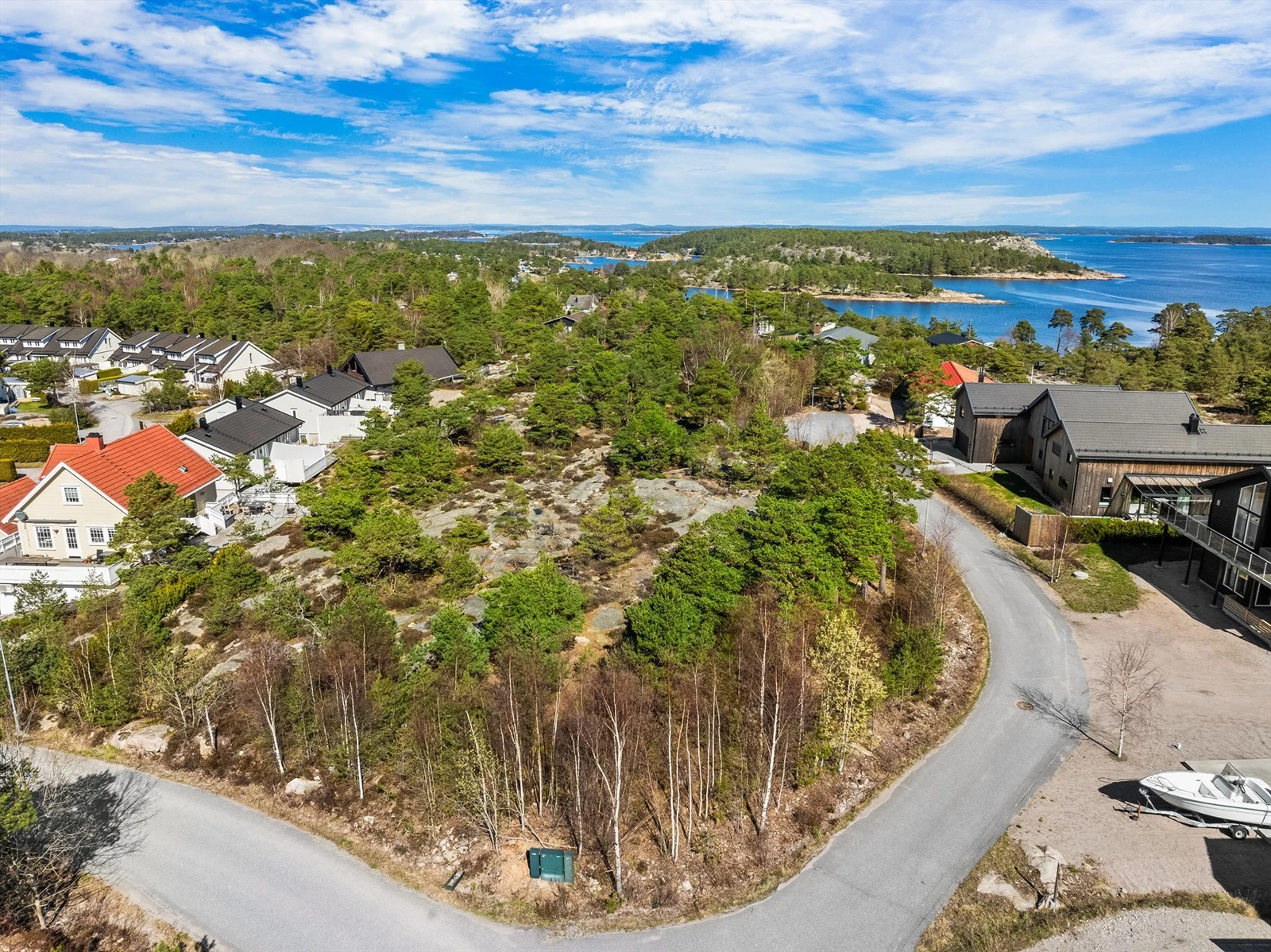 Tomtene ligger høyt og solrikt i terrenget. Galleribilde