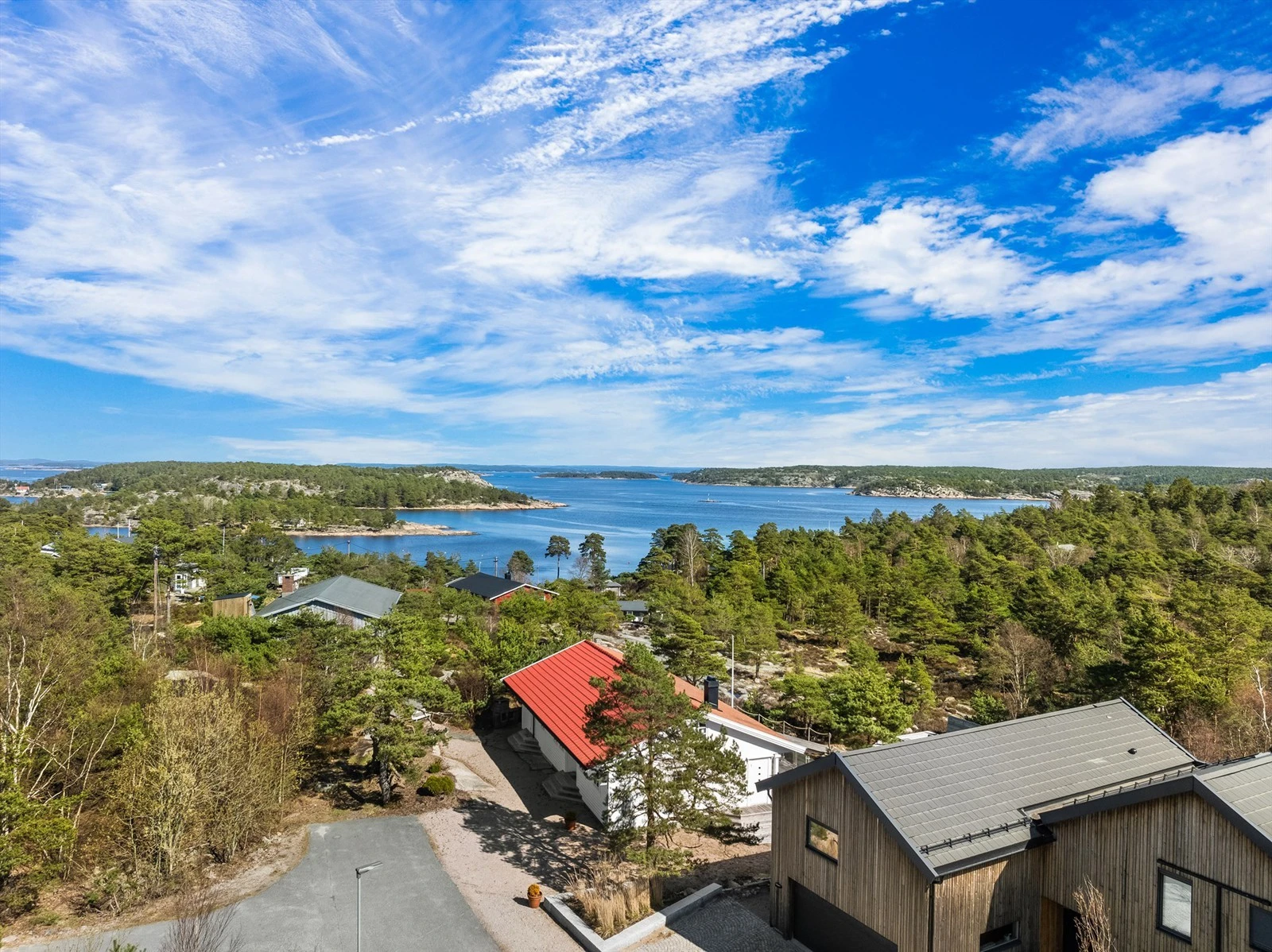 Fra tomtene er det kort avstand til sjøen. Galleribilde