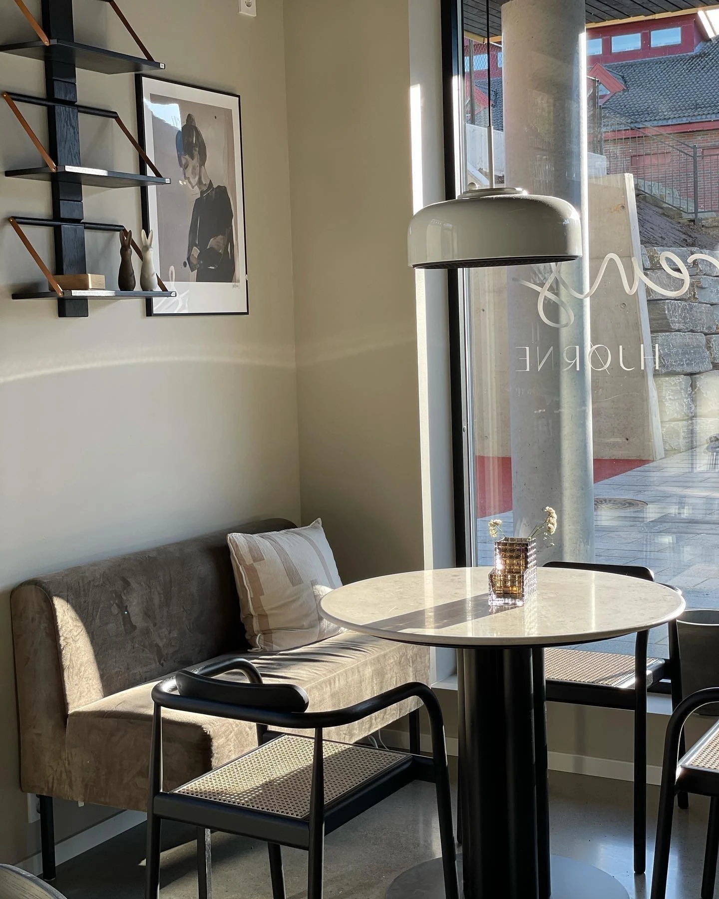 Marens Hjørne har både salg av interiørartikler og en koselig kafe Galleribilde