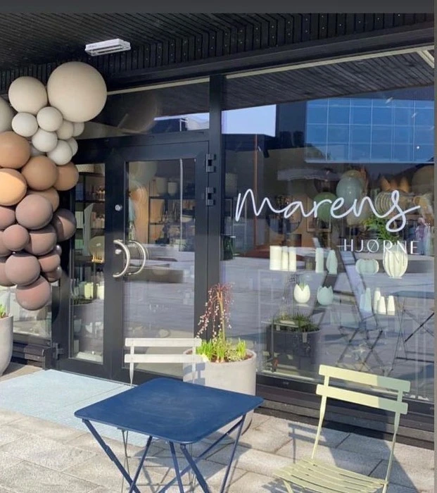 I et solfylt hjørne på torget like ved hovedinngangen på Miljøbygg 2 ligger Marens Hjørne. Her kan du nyte lunsjen innen eller ute, avholde et lite møte eller jobbe litt mens du ser på folkelivet utenfor. Galleribilde