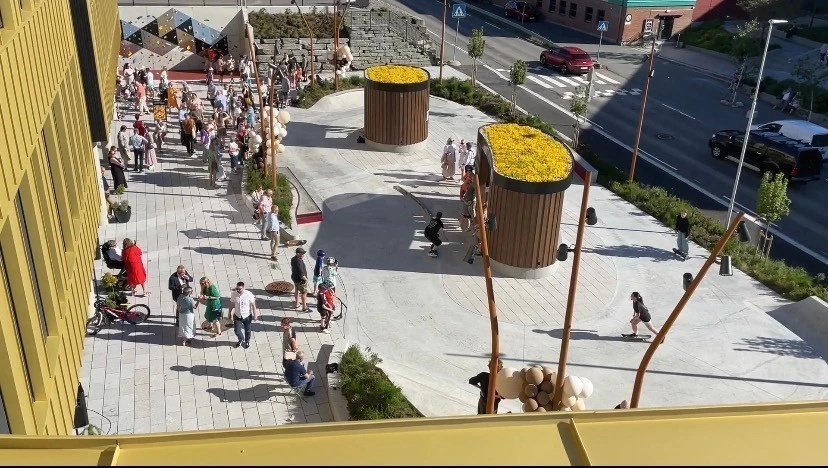 Grønaplassen med "Gullbygget" sentralt og solrikt plassert. Her er det trivelig å oppholde seg - både for handlende, besøkende, kontoransatte og alle som går forbi. Galleribilde