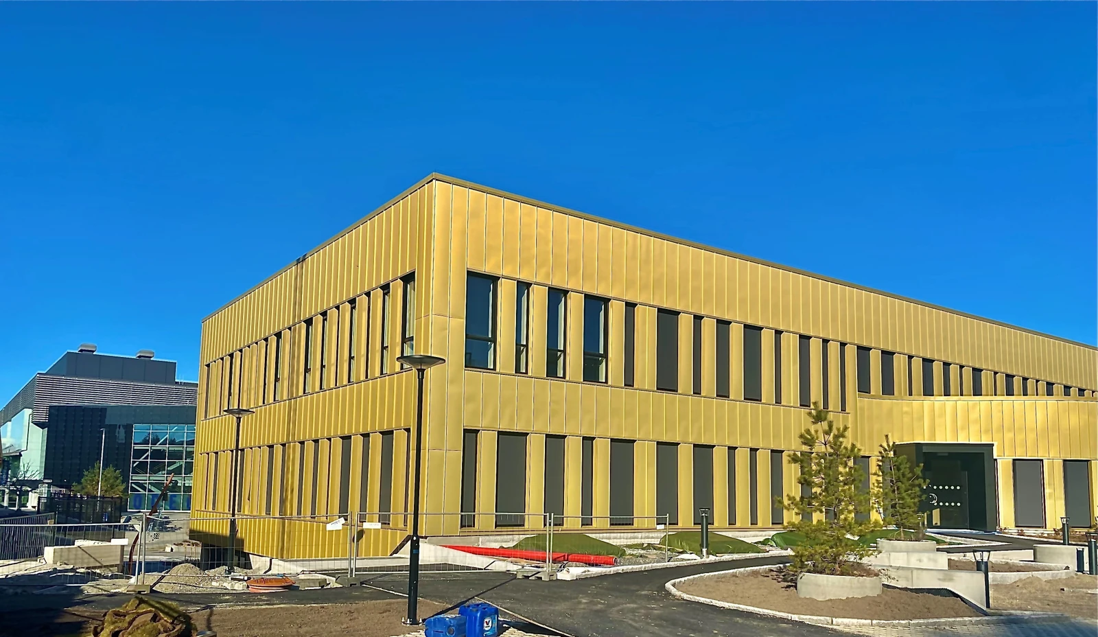 Her blir det handel og kontorlokaler med godt lysinnslipp og gode uteområder for bespisning. Innganger fra flere kanter av bygget både fra 1 og 2 etasje. Du kommer også tørrskodd inn bygget fra eget parkeringsanlegg og fra leilighetene i prosjektet. Galleribilde