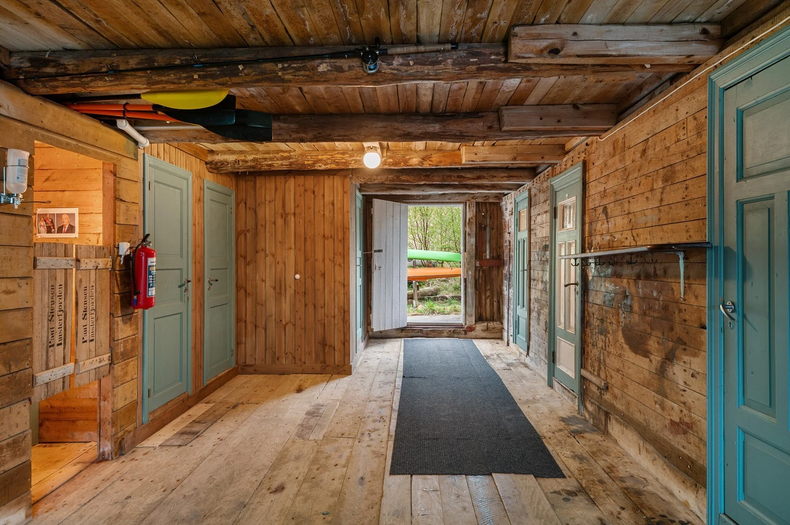 Bryggehuset er delvis innredet, og selges med det meste av inventar. Galleribilde