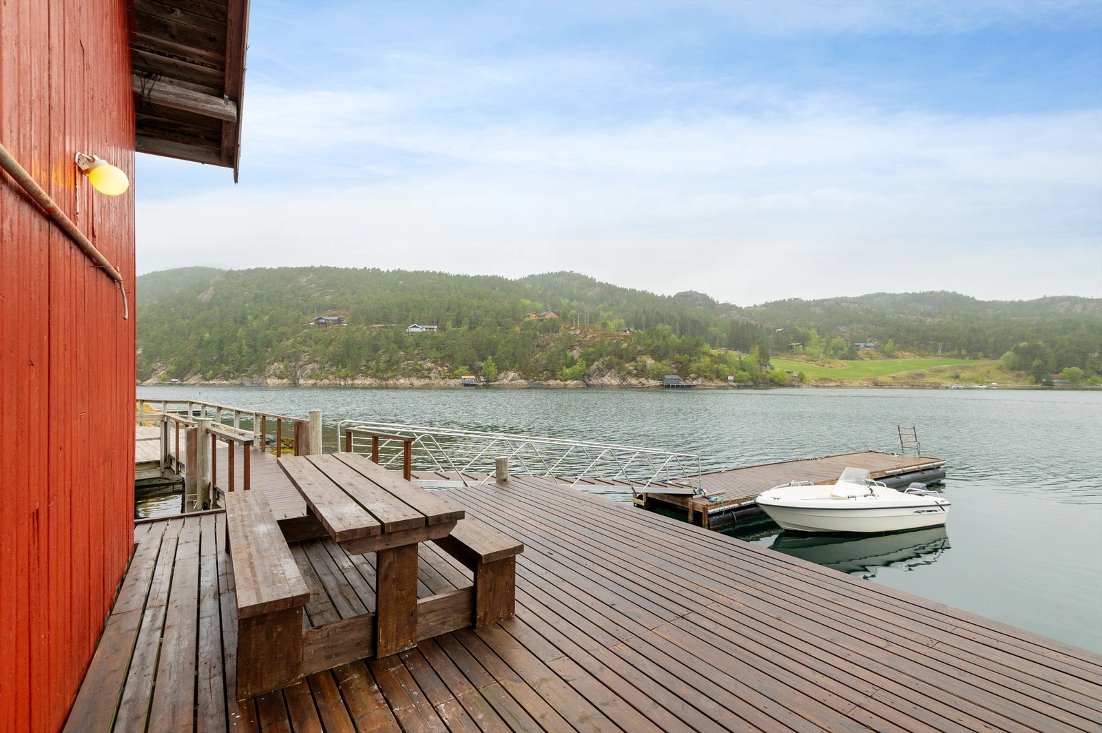 Sola kan nytes gjennom hele dagen fra området like utenfor bygningen. Galleribilde