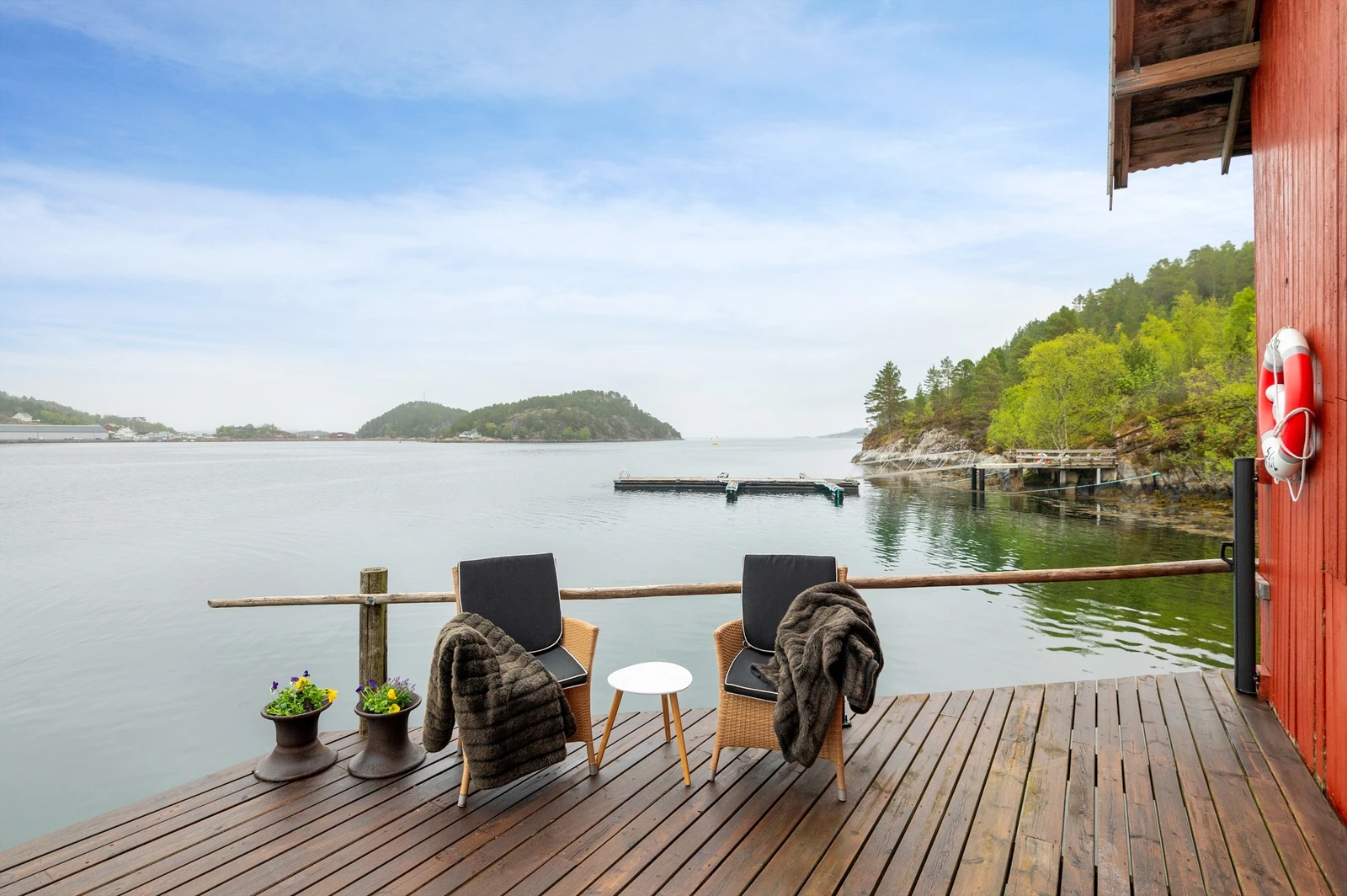 Det frodige terrenget gir naturlig le, og samtidig åpen utsikt mot nord i et herlig langstrakt skue. Galleribilde