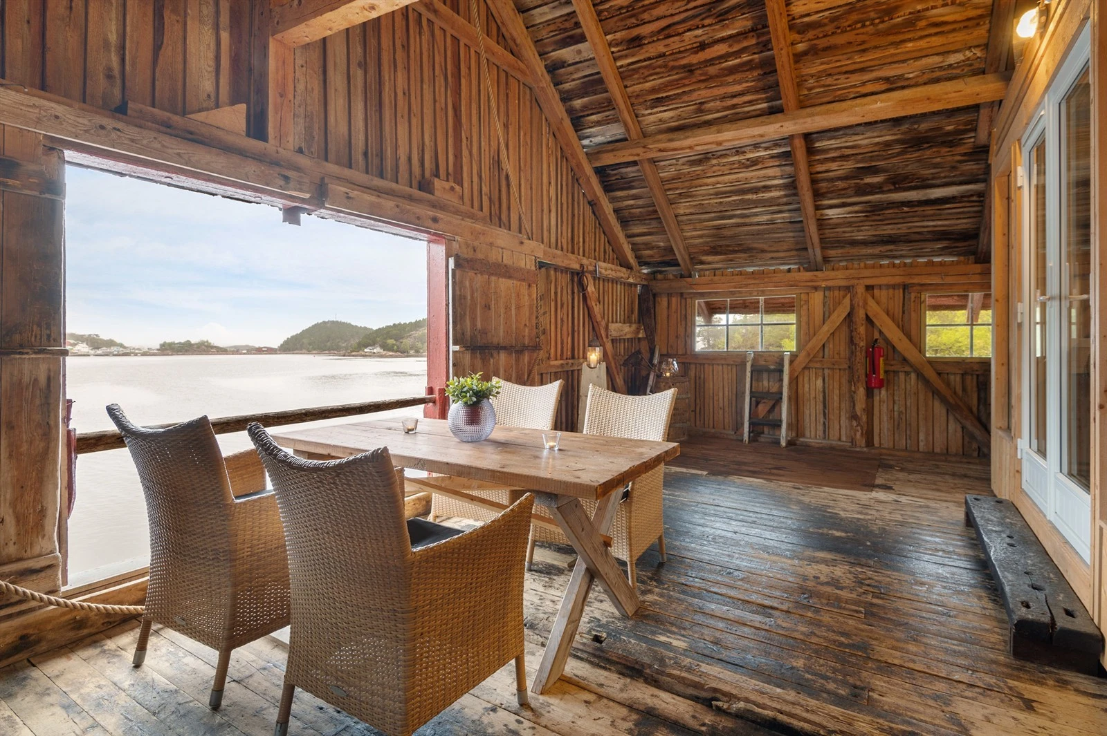 Nydelig utsikt mot nordvest fra åpne bryggeslåer. Galleribilde