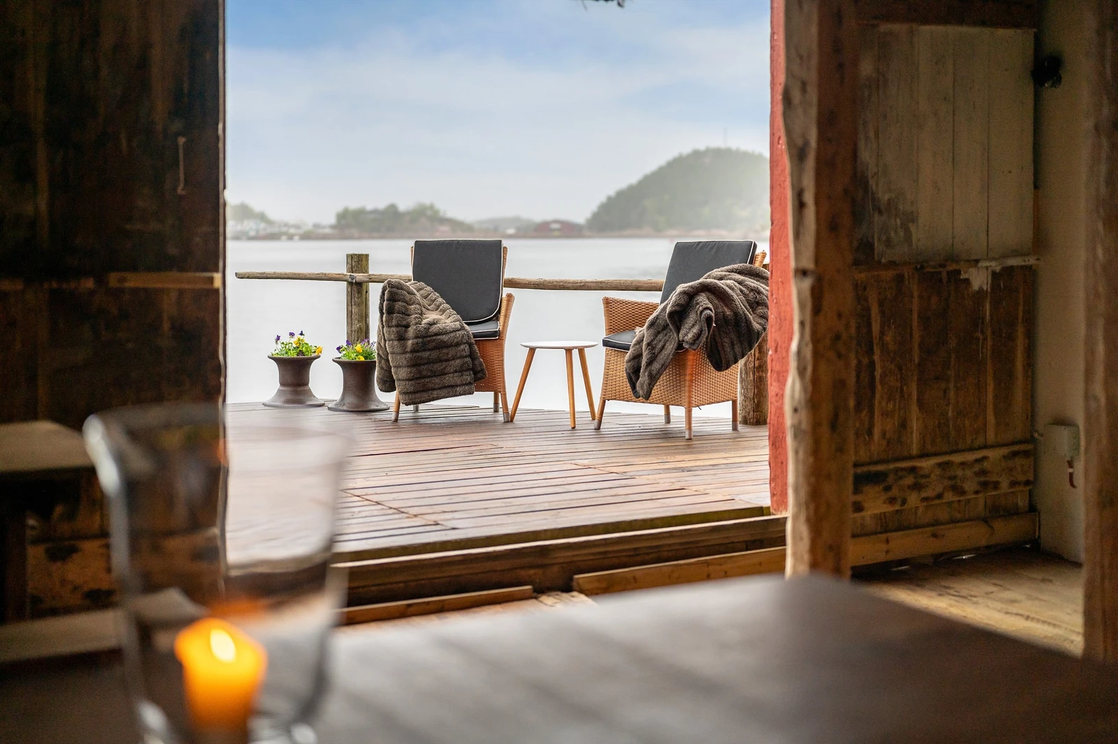 Glimt ut mot bryggeterrassen. Galleribilde