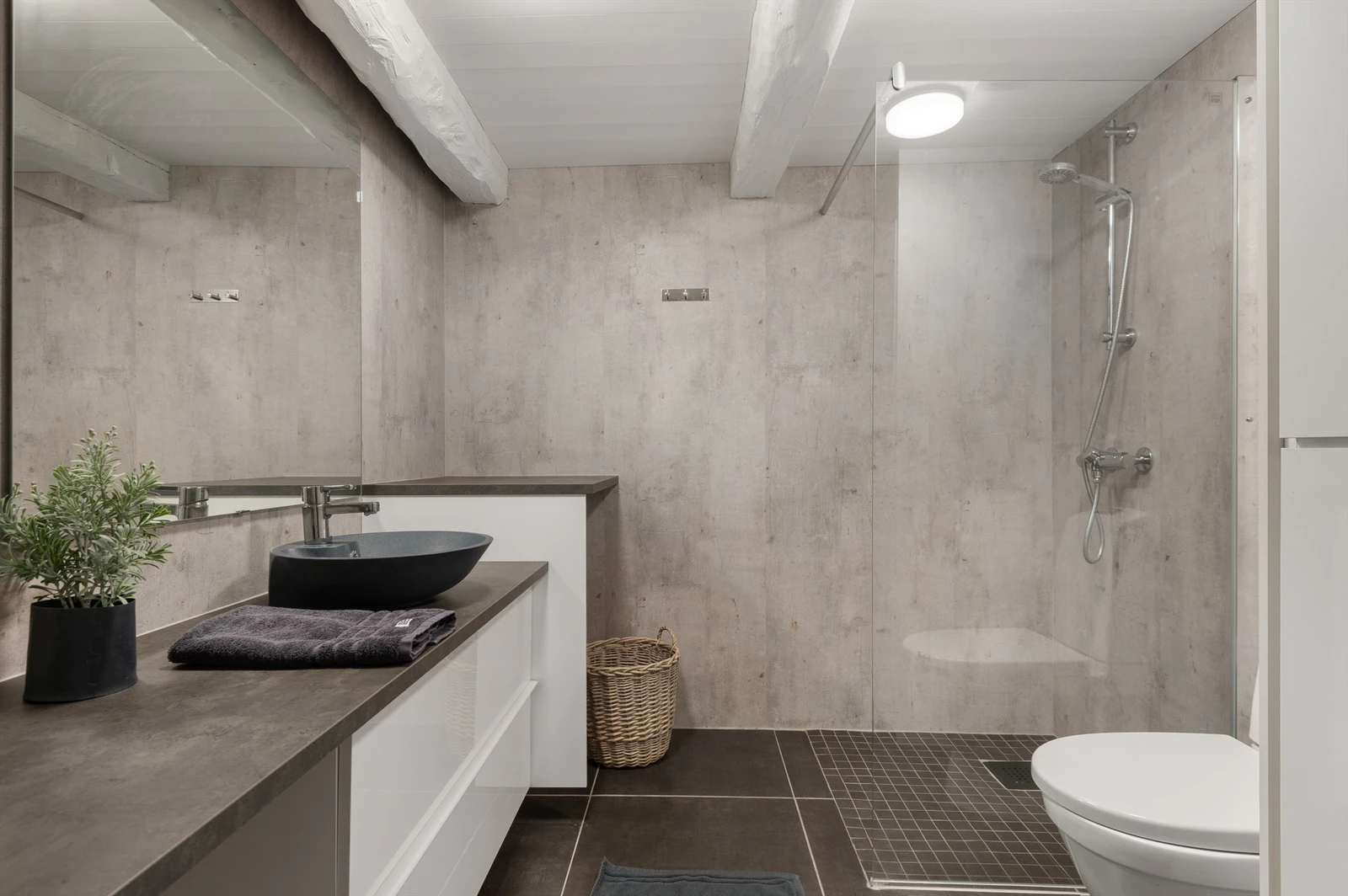 Baderom i 1. etasje; 5,5 kvm. Galleribilde